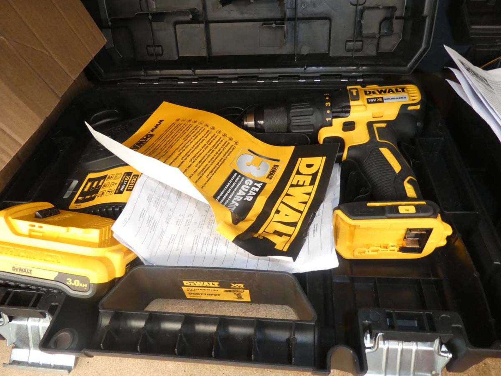 DeWalt battery drill with one battery and charger