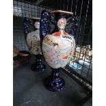 2 oriental vases