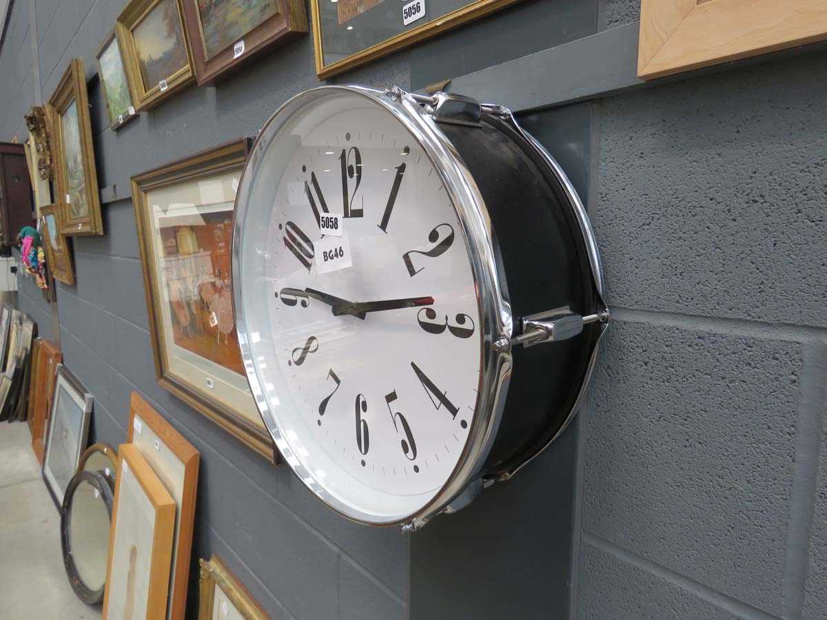 Wall clock in the shape of a drum - Image 2 of 2