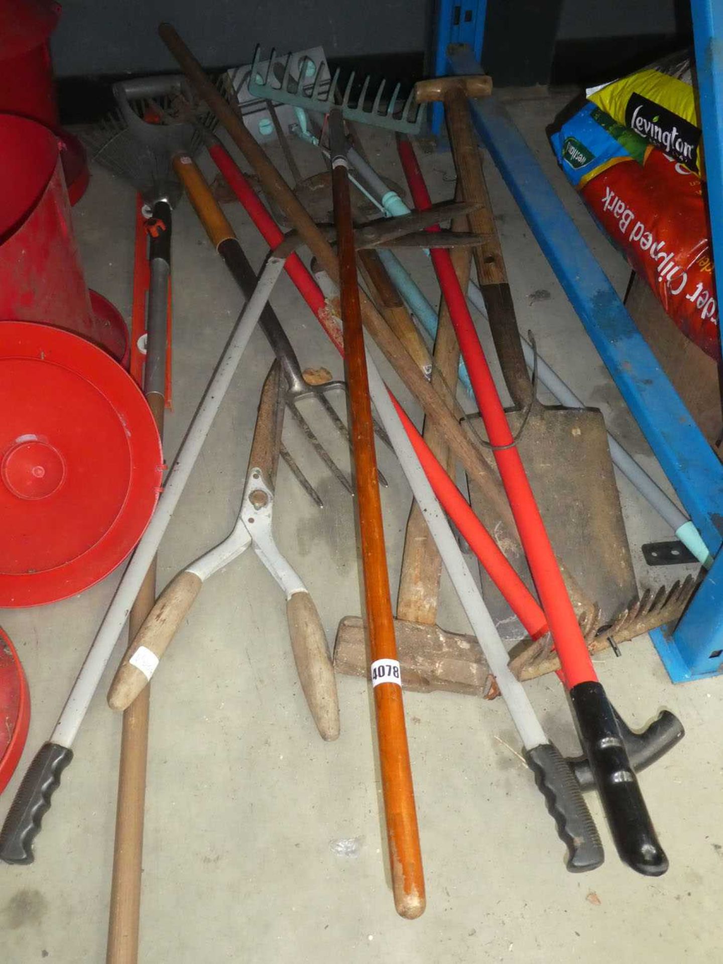 Part underbay including various garden tools