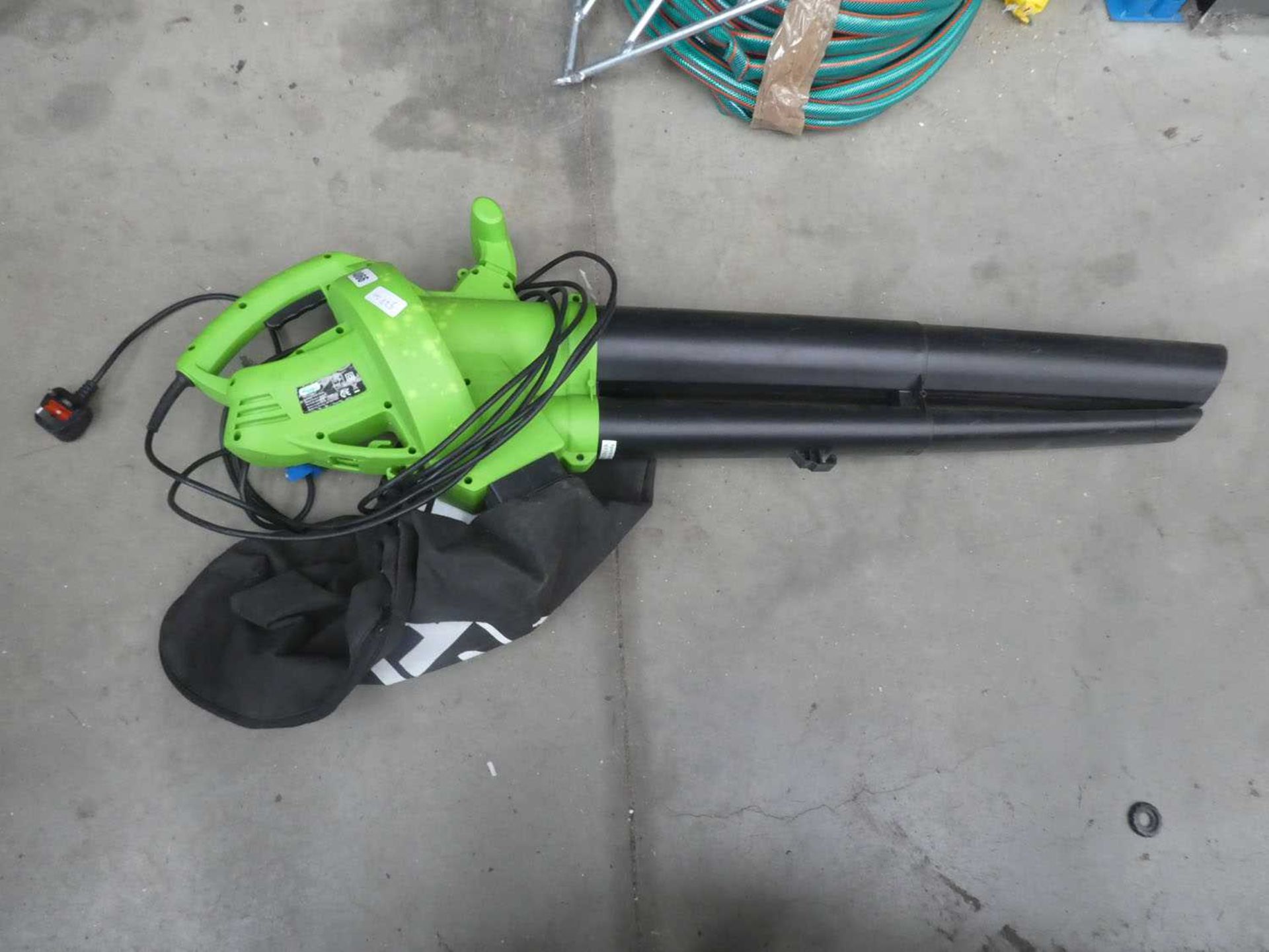 Green Handy electric leaf blower