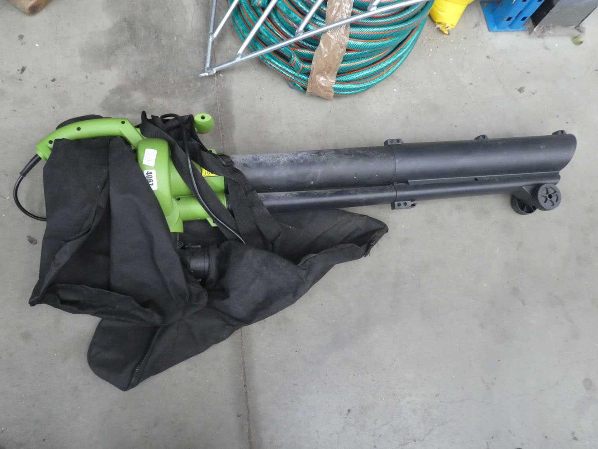 Green Handy electric leaf blower