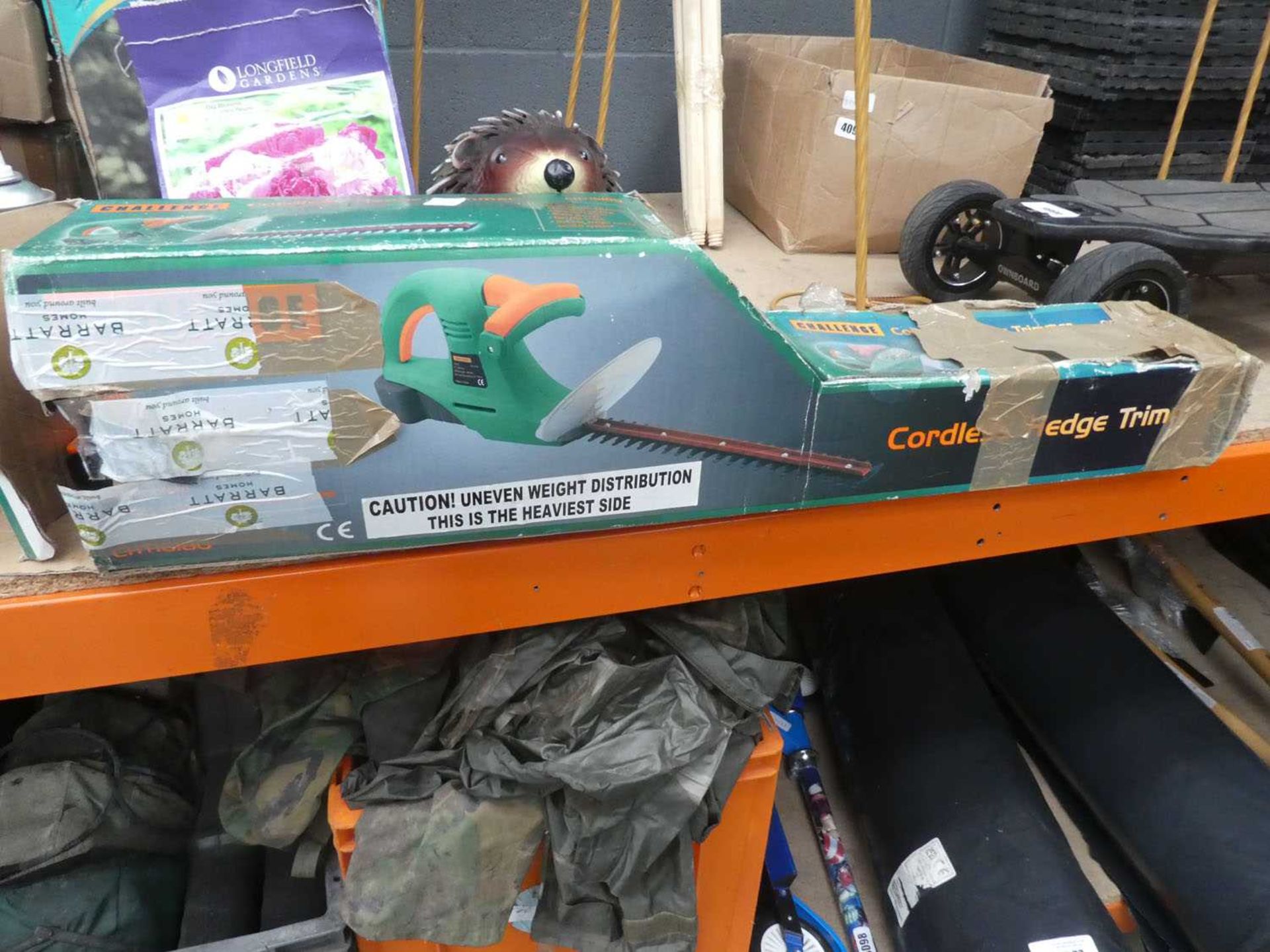 Electric boxed hedge trimmer