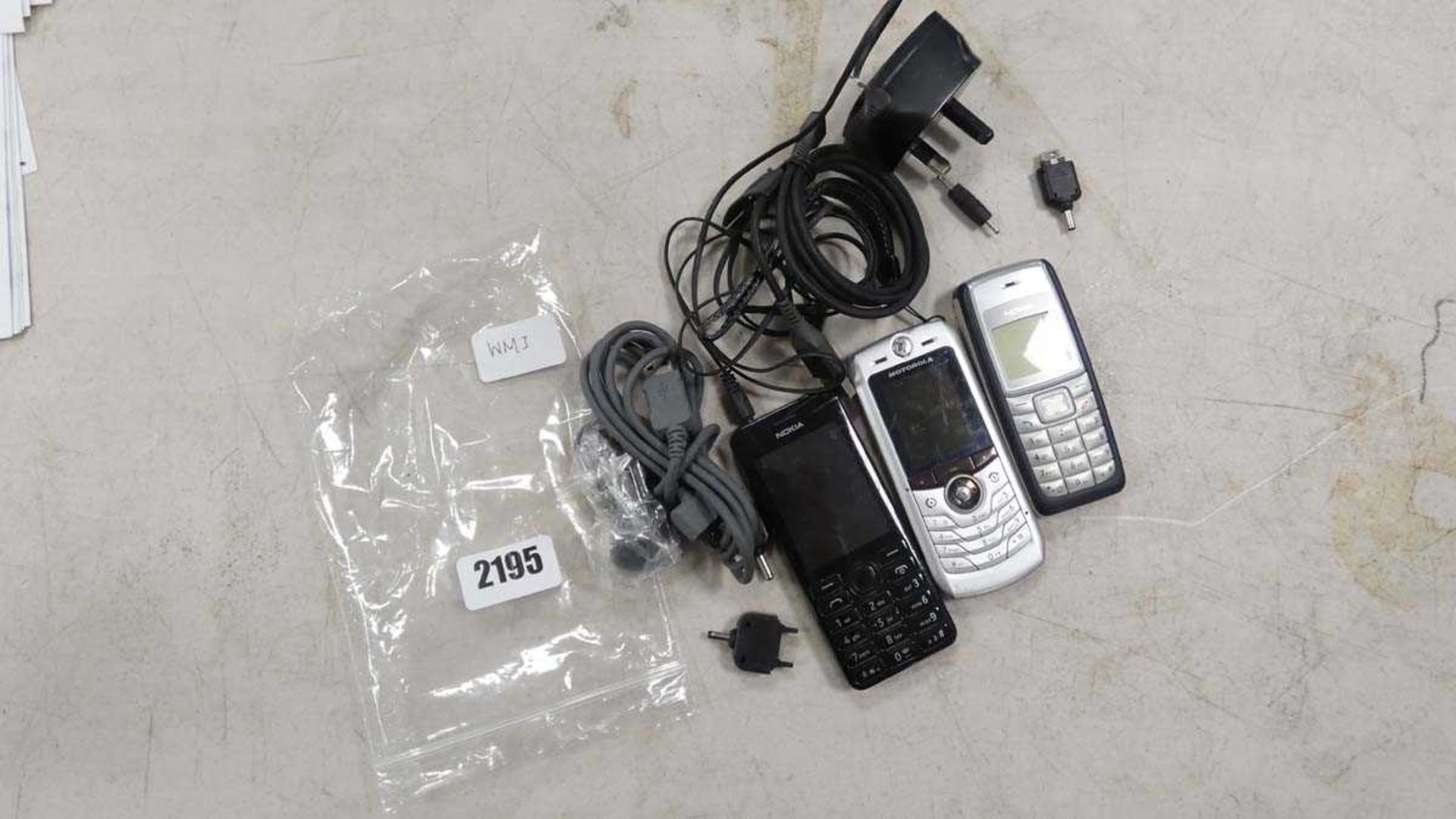 Various mobile phones to inc. Nokia button phones and others with chargers