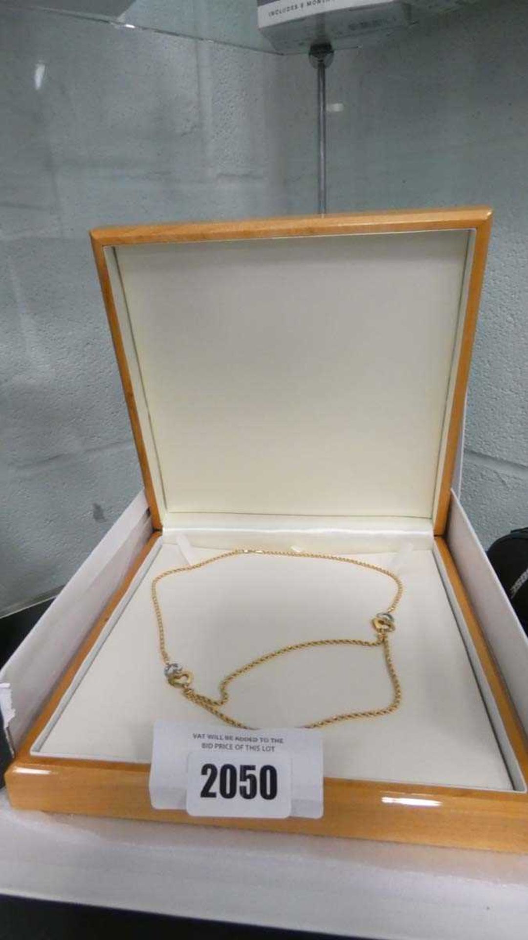 +VAT 14ct marked necklace with jewellery box