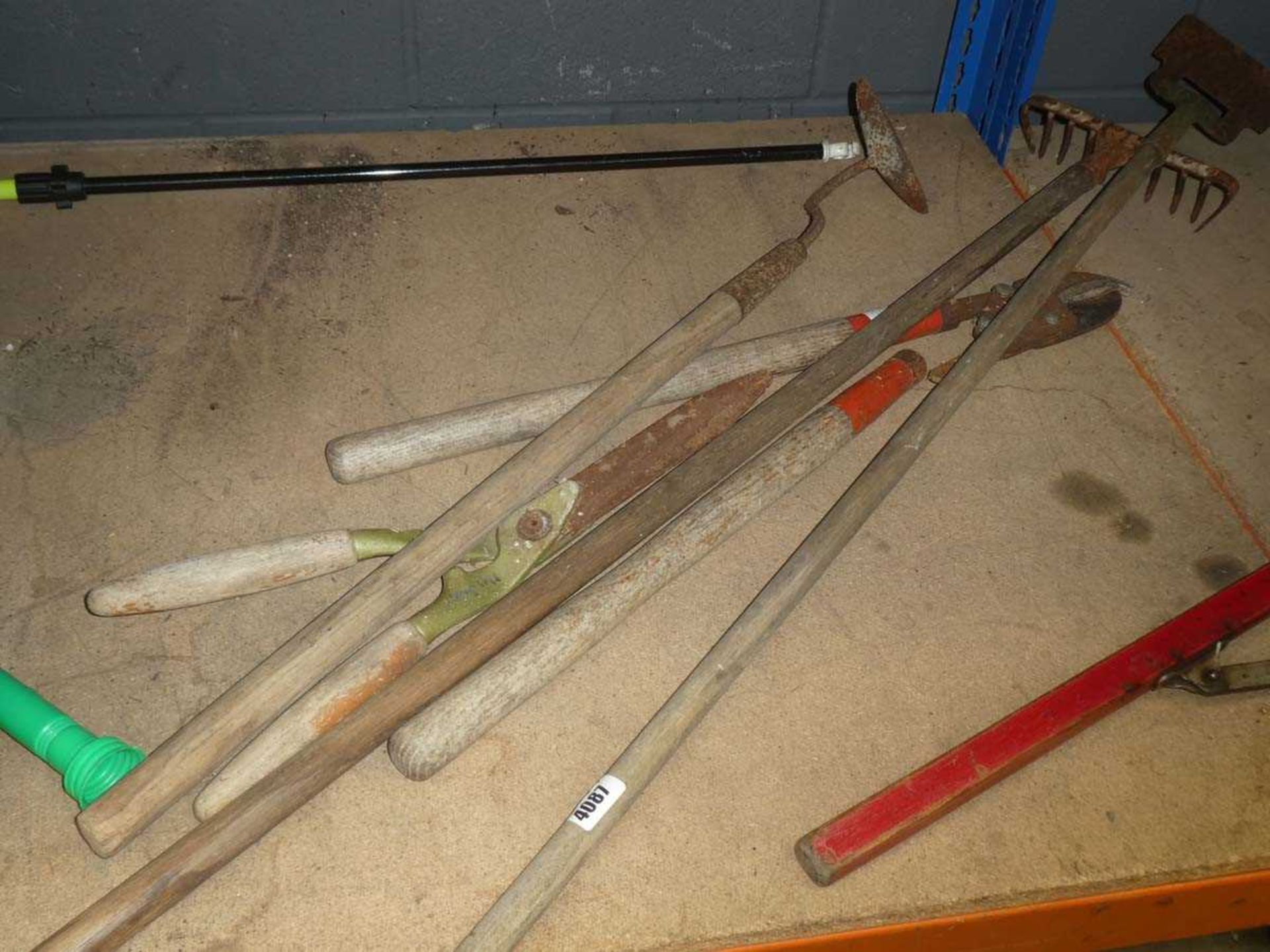 Very small qty. garden tools inc. pair of loppers, shears, 2x hoes and a rake