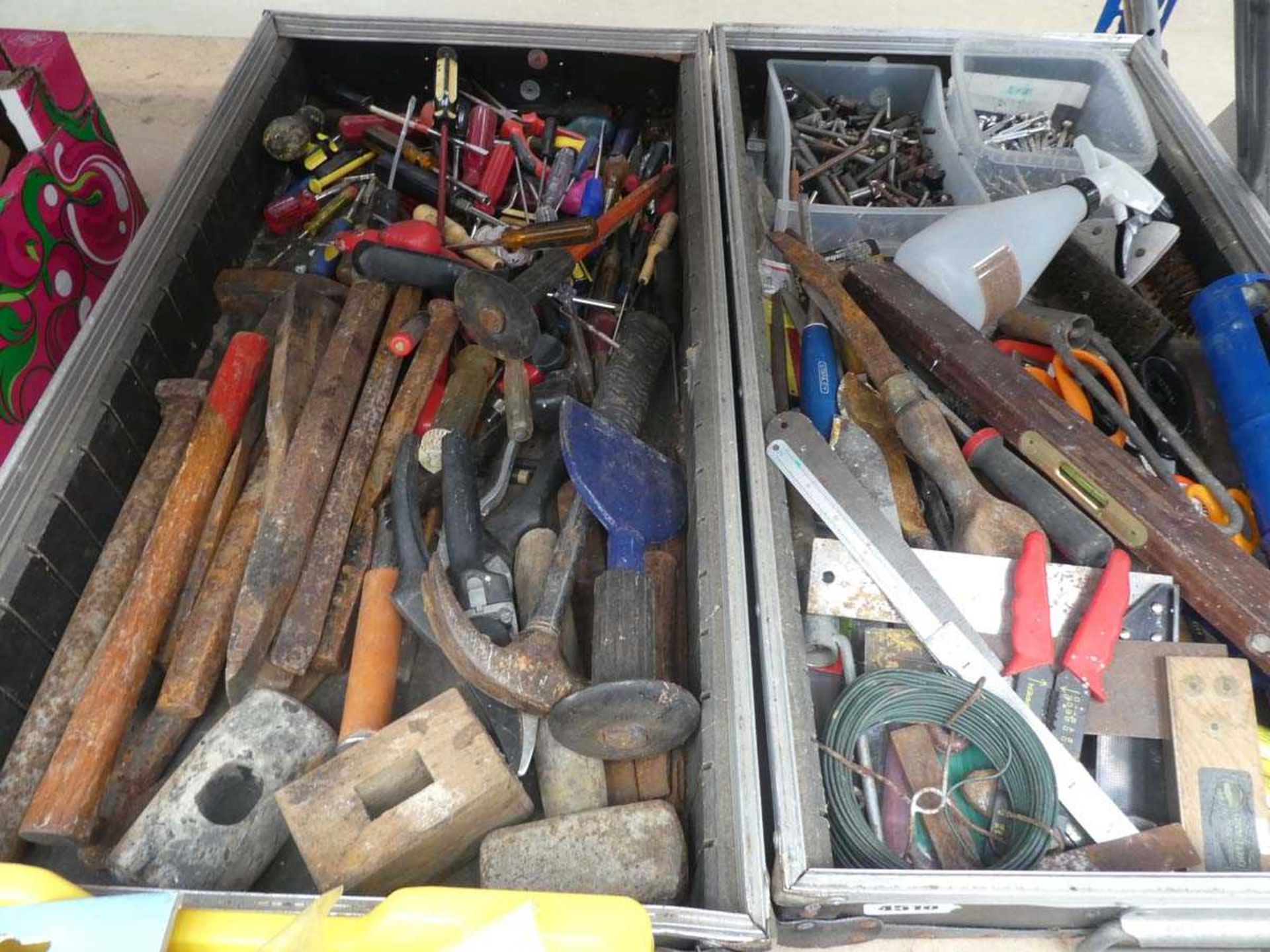 3x trays assorted items to include chisels, screwdrivers, hammerheads, dowels, spirit levels, mini - Image 2 of 2