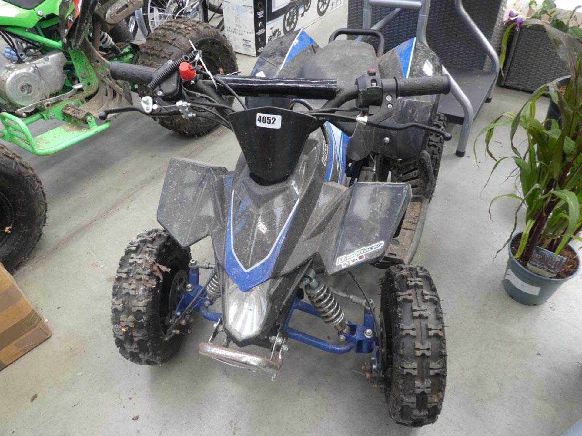 Black and blue small childs petrol powered quadbike - Bild 2 aus 2