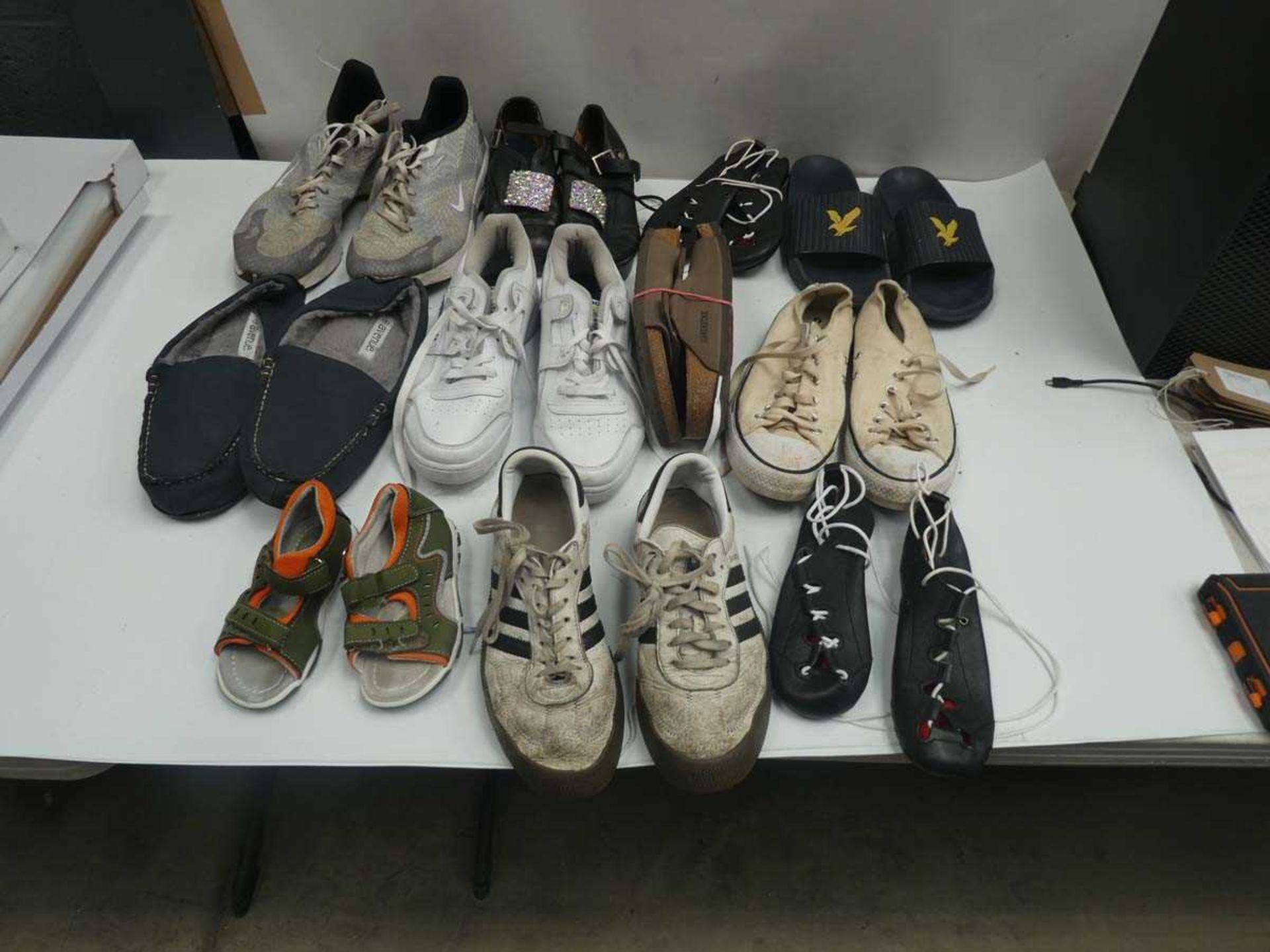 +VAT USED - 11 pairs of mixed shoes in various styles and sizes