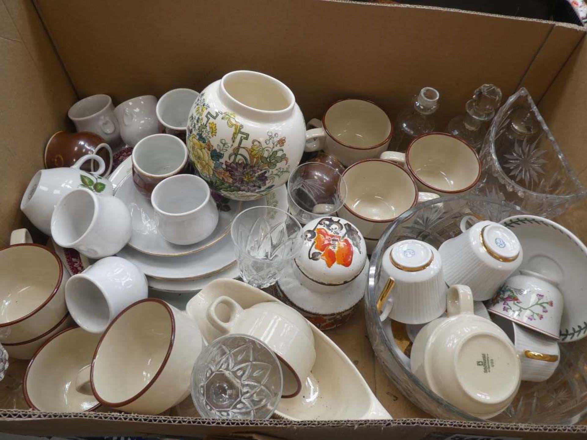 Single box of assorted china to include Masons ginger jars, coffee cups, teacups, Schonwald of