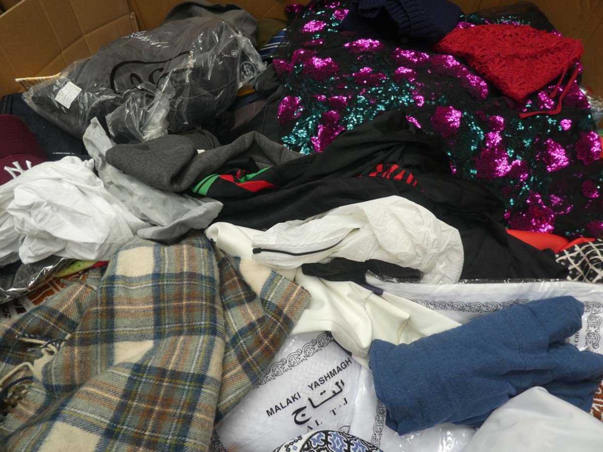 +VAT Pallet containing mixed new and used adult and childrens' clothing