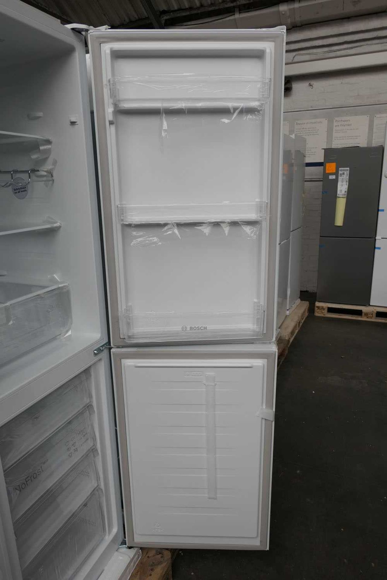 +VAT KGN27NWFAGB Bosch Free-standing fridge-freezer - Image 2 of 3