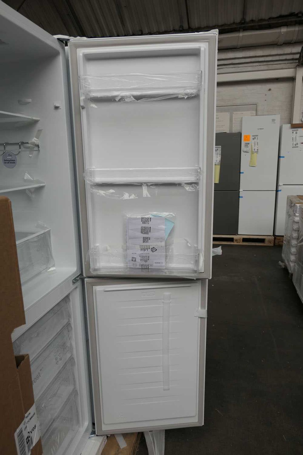 +VAT KGN27NWFAGB Bosch Free-standing fridge-freezer - Image 2 of 3