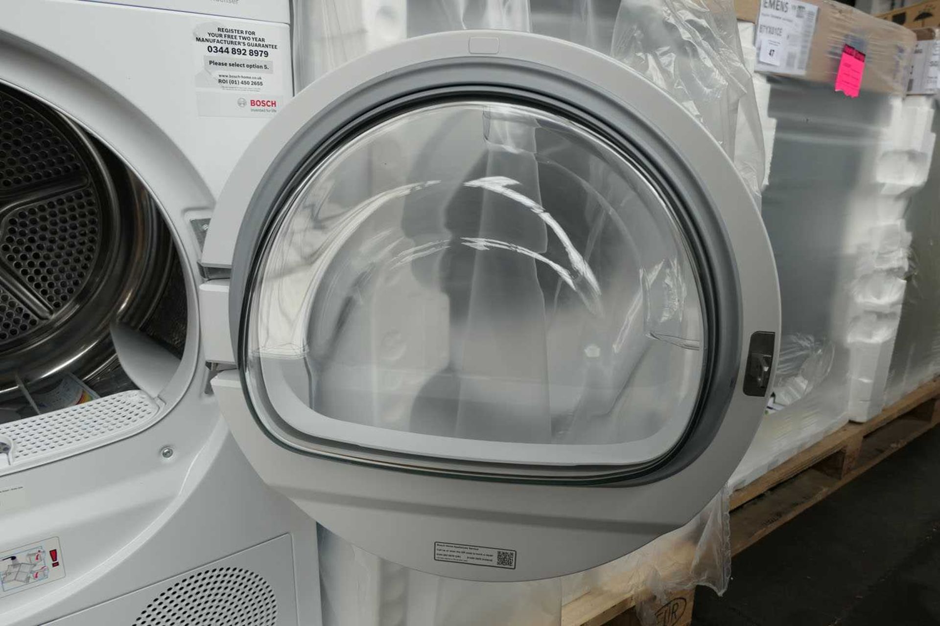 +VAT WTW85231GBB Bosch Tumble dryer - Image 2 of 3