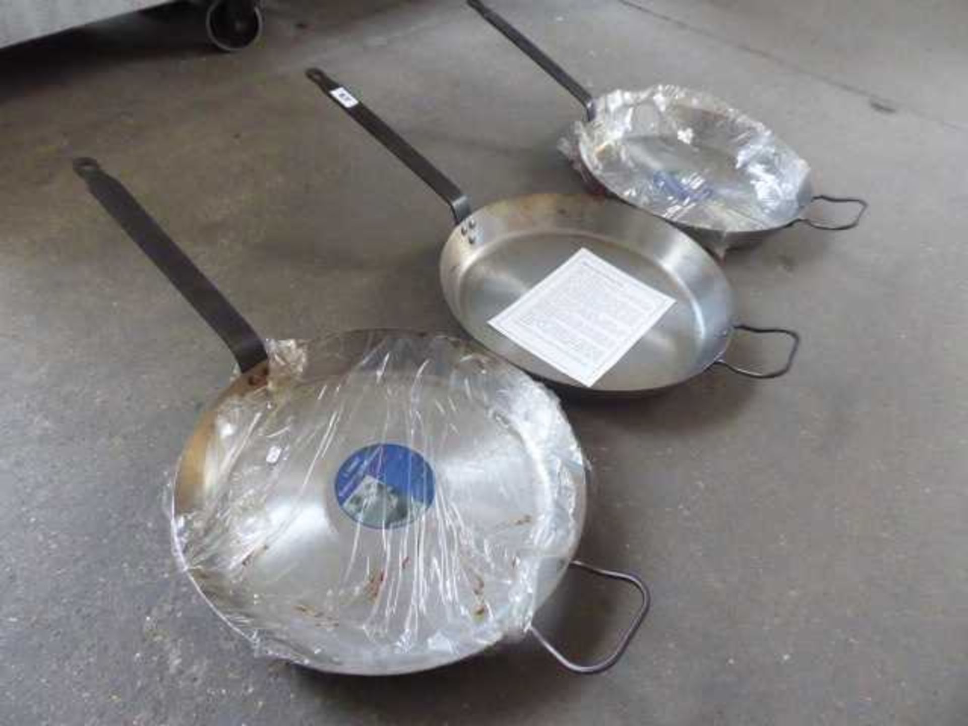 3 large Sunnex catering black iron handled fry pans - Image 2 of 2