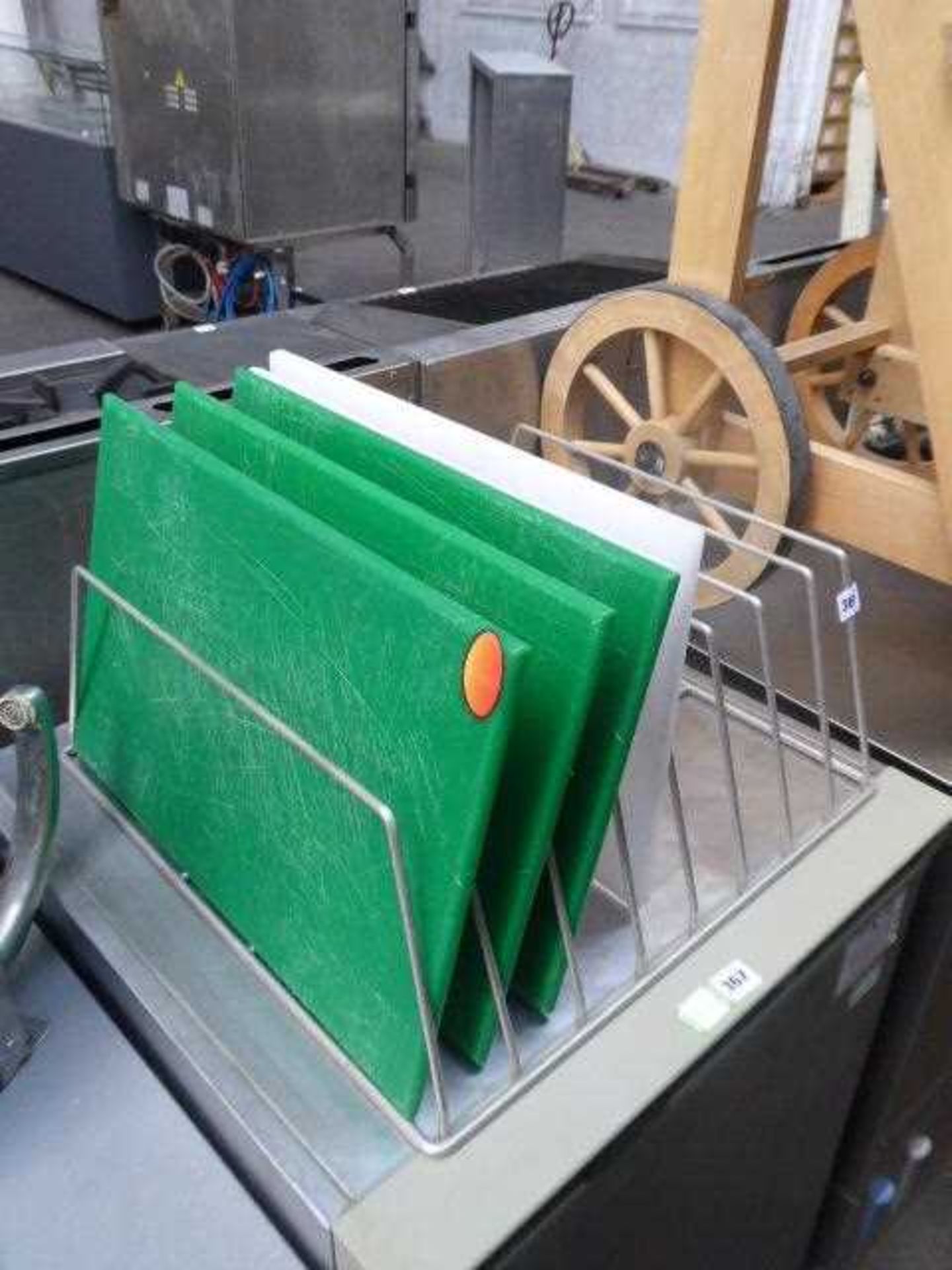 3 green and 2 white heavy duty chopping boards with rack - Image 2 of 2