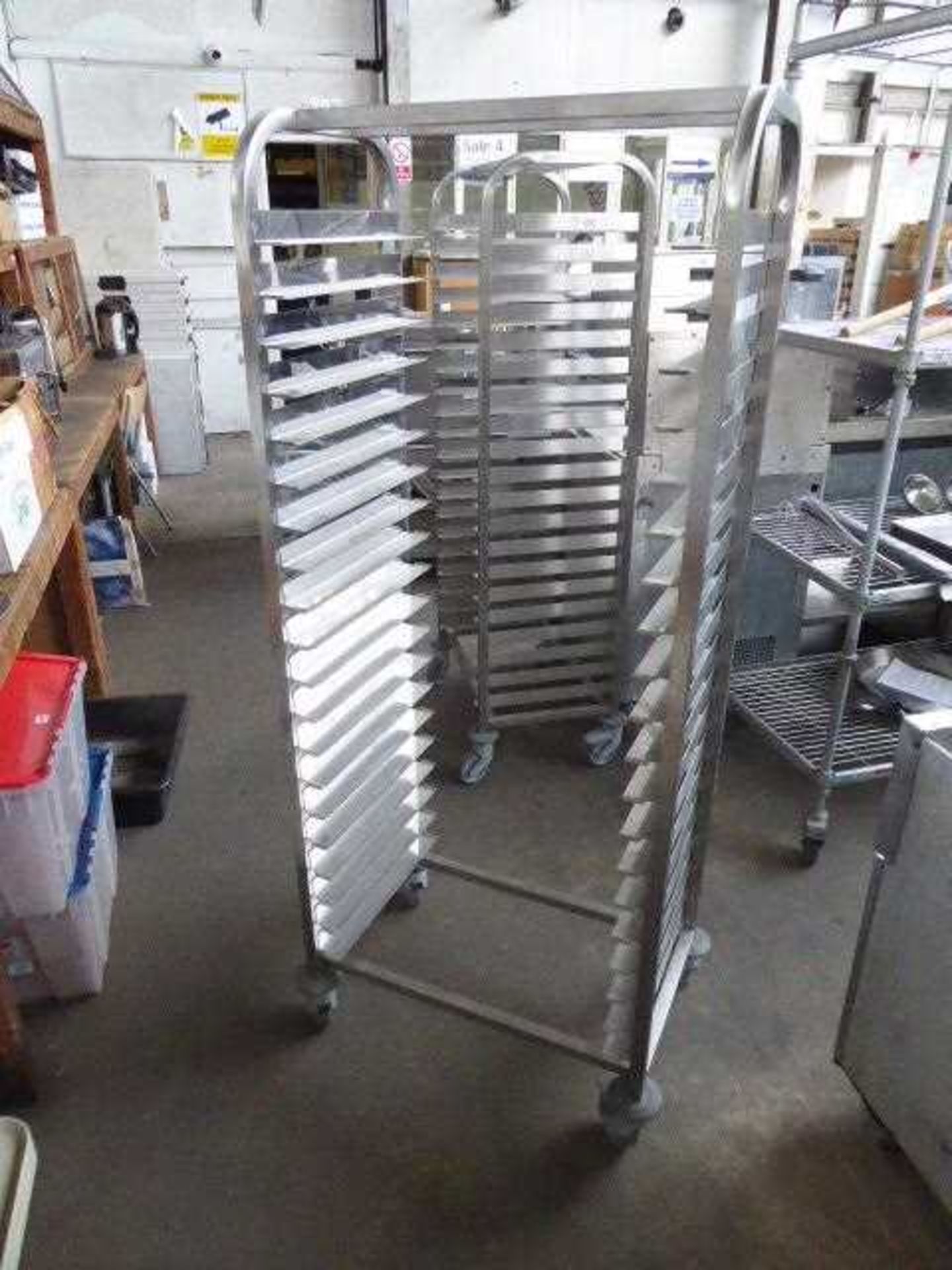 2 60cm mobile tray racks - Bild 2 aus 2