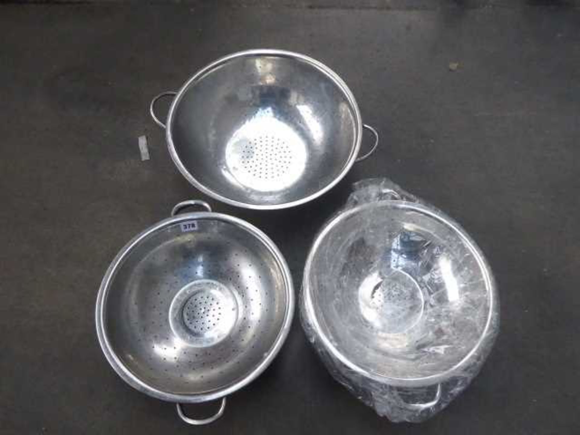 3 assorted sizes colanders - Image 2 of 2