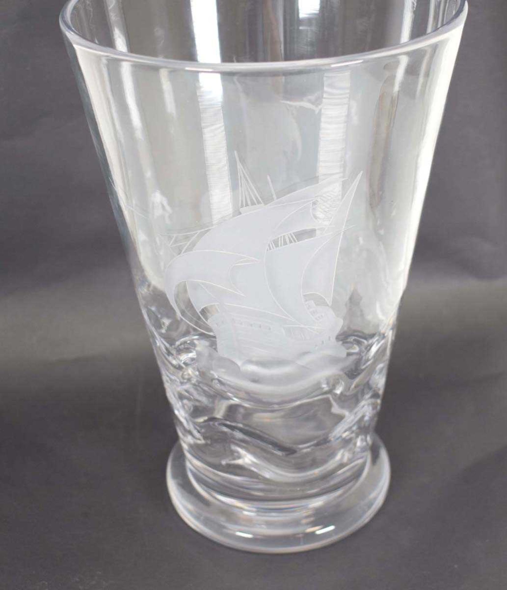 Vicke Lindstrand (1904-1983) for Orrefors, a clear glass vase modelled as waves with an etched - Image 4 of 4