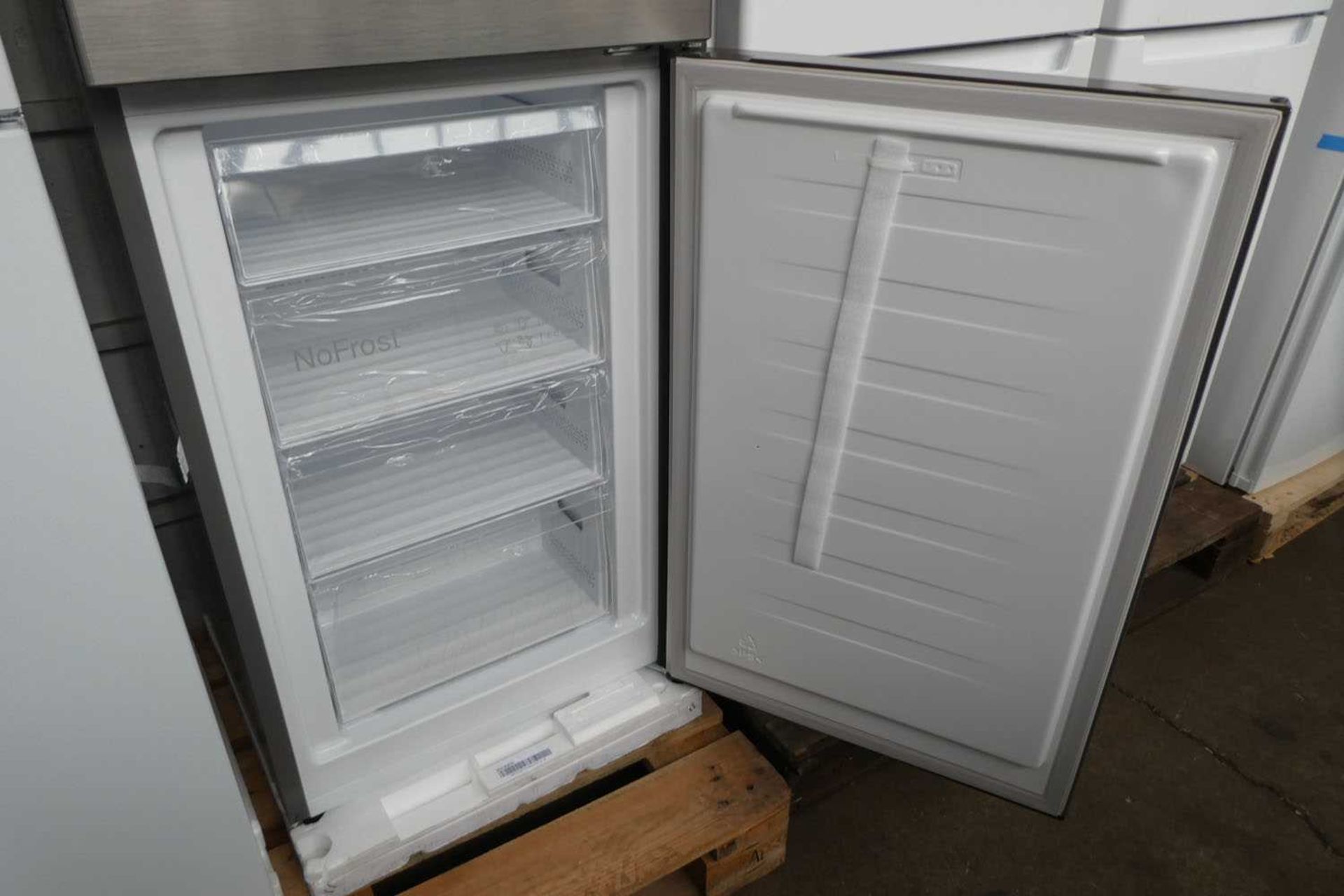 +VAT KGN27NLFAGB Bosch Free-standing fridge-freezer - Image 3 of 3