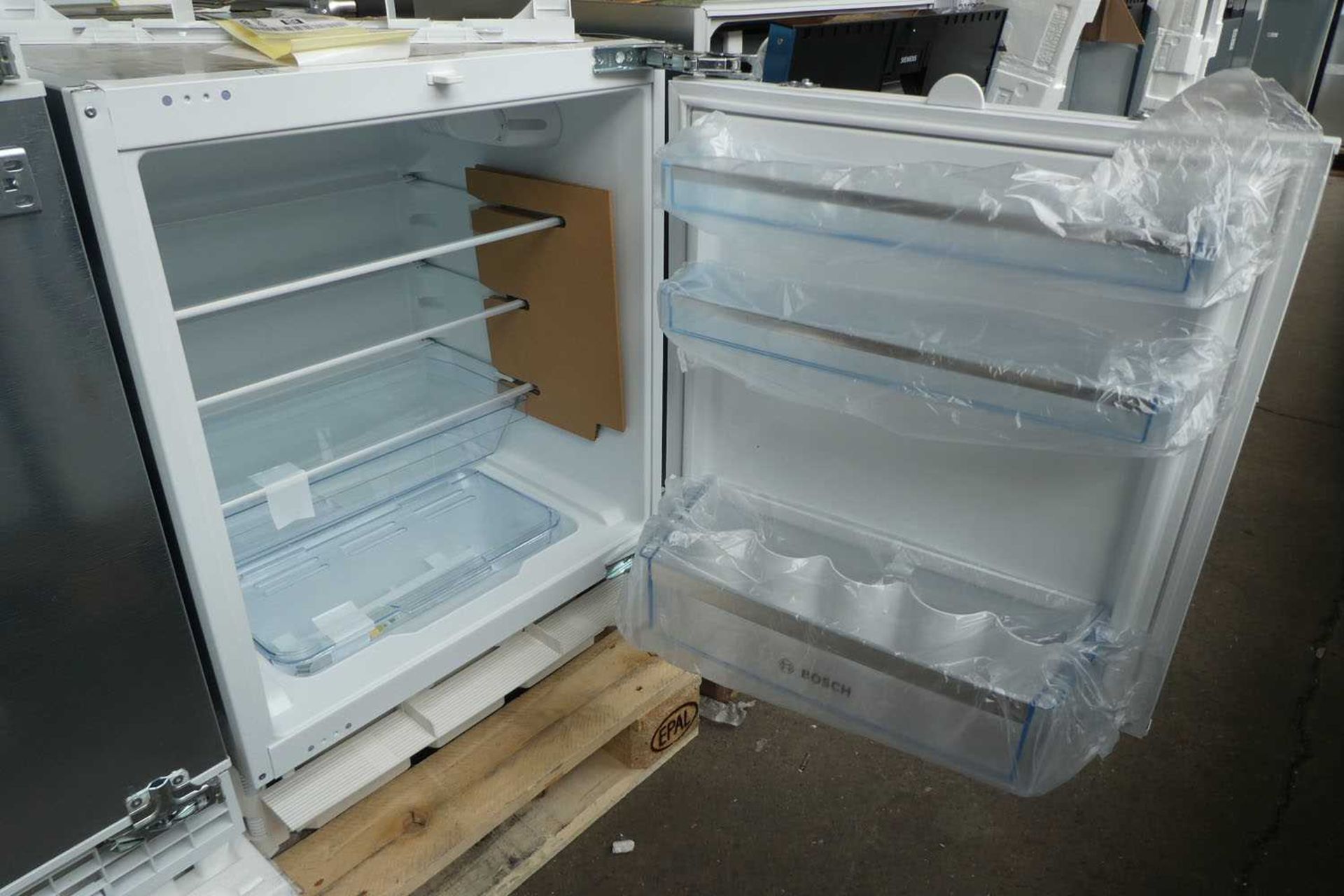 +VAT KUR15AFF0GB Bosch Built-under larder fridge - Image 2 of 2