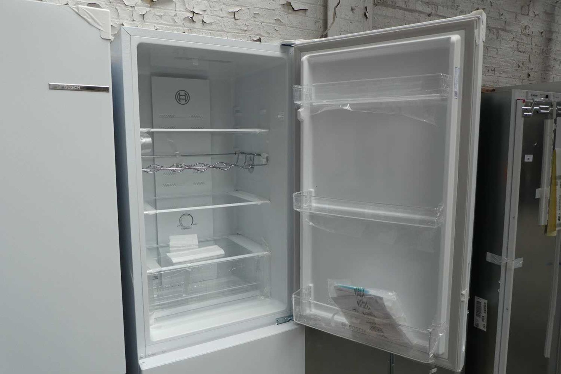 +VAT KGN27NWFAGB Bosch Free-standing fridge-freezer - Image 2 of 3