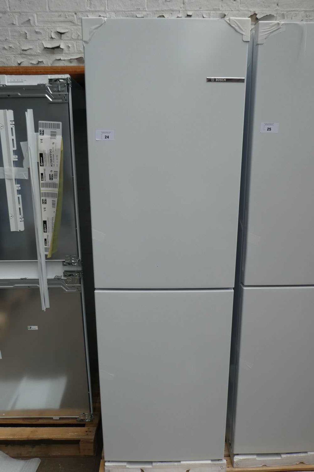 +VAT KGN27NWFAGB Bosch Free-standing fridge-freezer