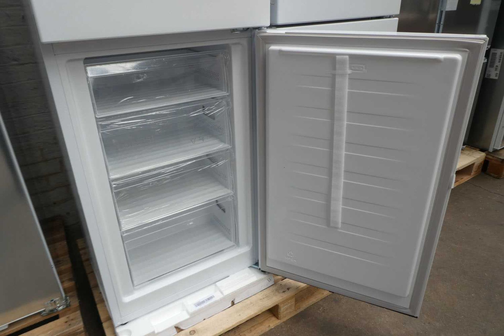 +VAT KGN27NWFAGB Bosch Free-standing fridge-freezer - Image 3 of 3