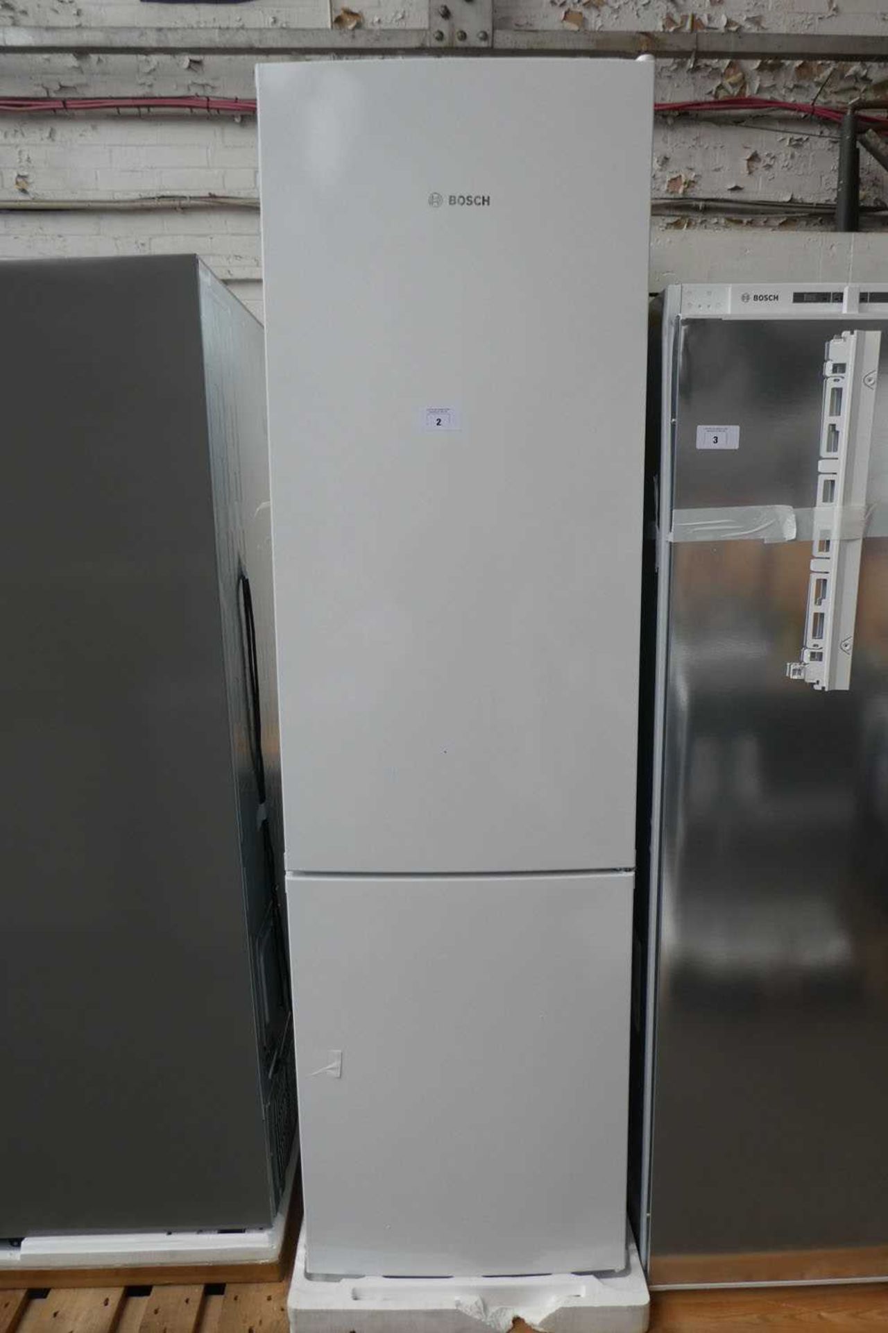 +VAT KGN39VWEAGB Bosch Free-standing fridge-freezer