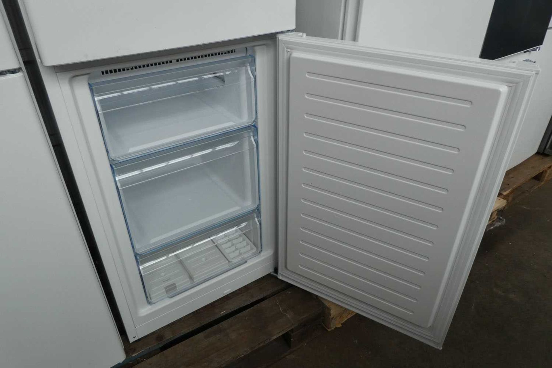 +VAT KGN34NWEAGB Bosch Free-standing fridge-freezer - Image 5 of 7