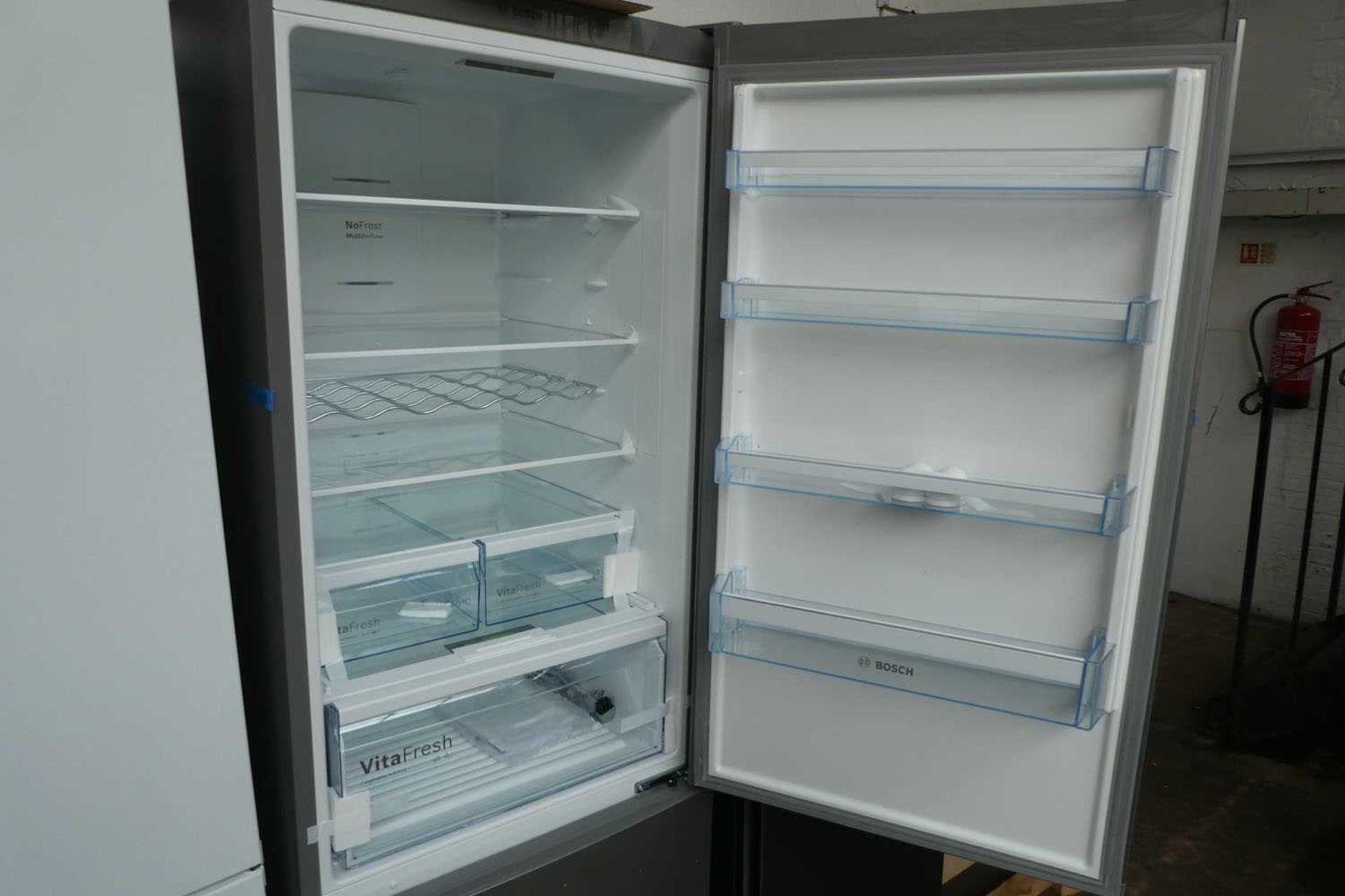 +VAT KGN56XLEA-B Bosch Free-standing fridge-freezer - Image 3 of 4