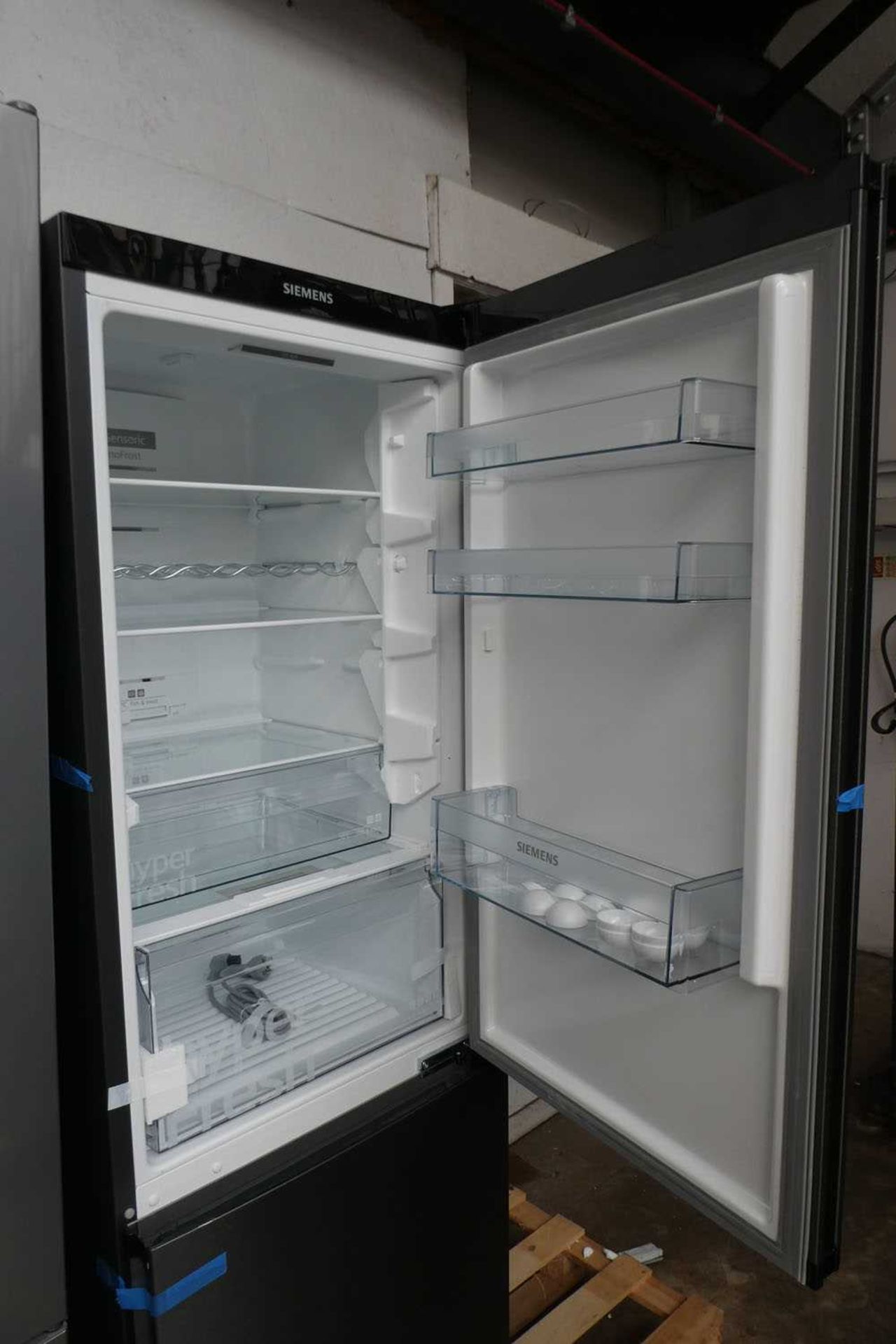 +VAT KG36NXXDC-B Siemens Free-standing fridge-freezer - Image 3 of 4