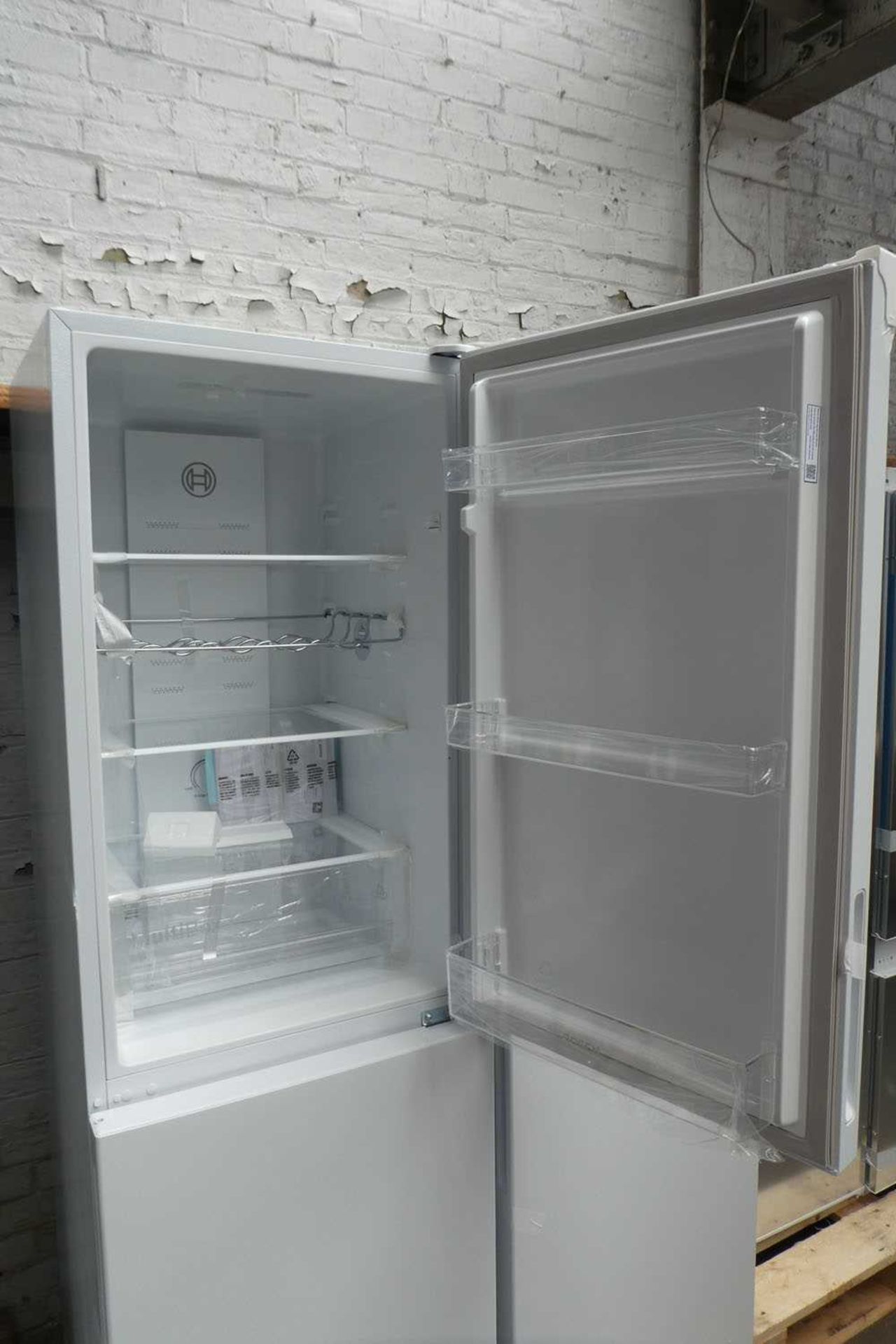 +VAT KGN27NWFAGB Bosch Free-standing fridge-freezer - Image 2 of 3