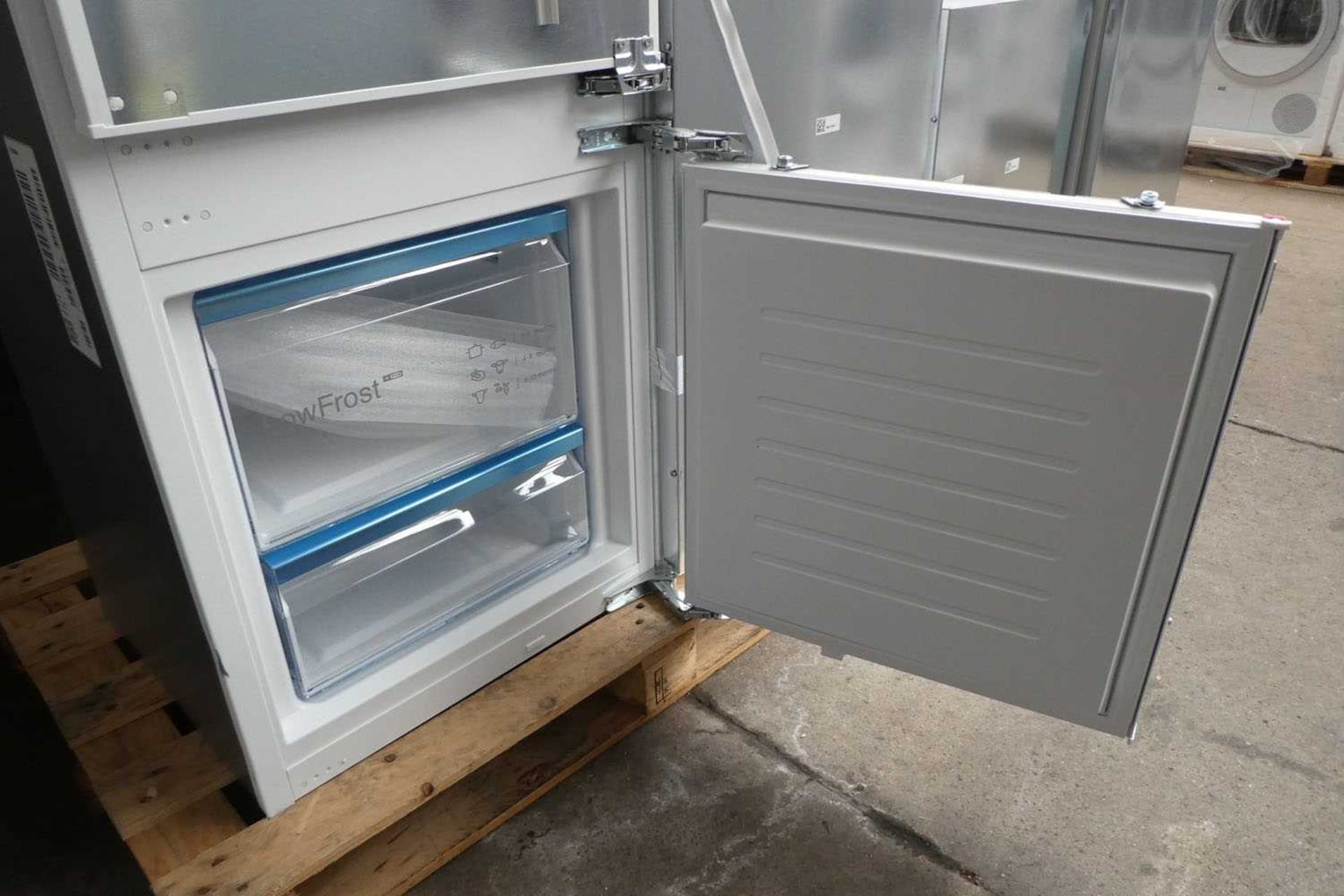 +VAT KIS87AFE0GB Bosch Built-in fridge-freezer combination - Image 3 of 4