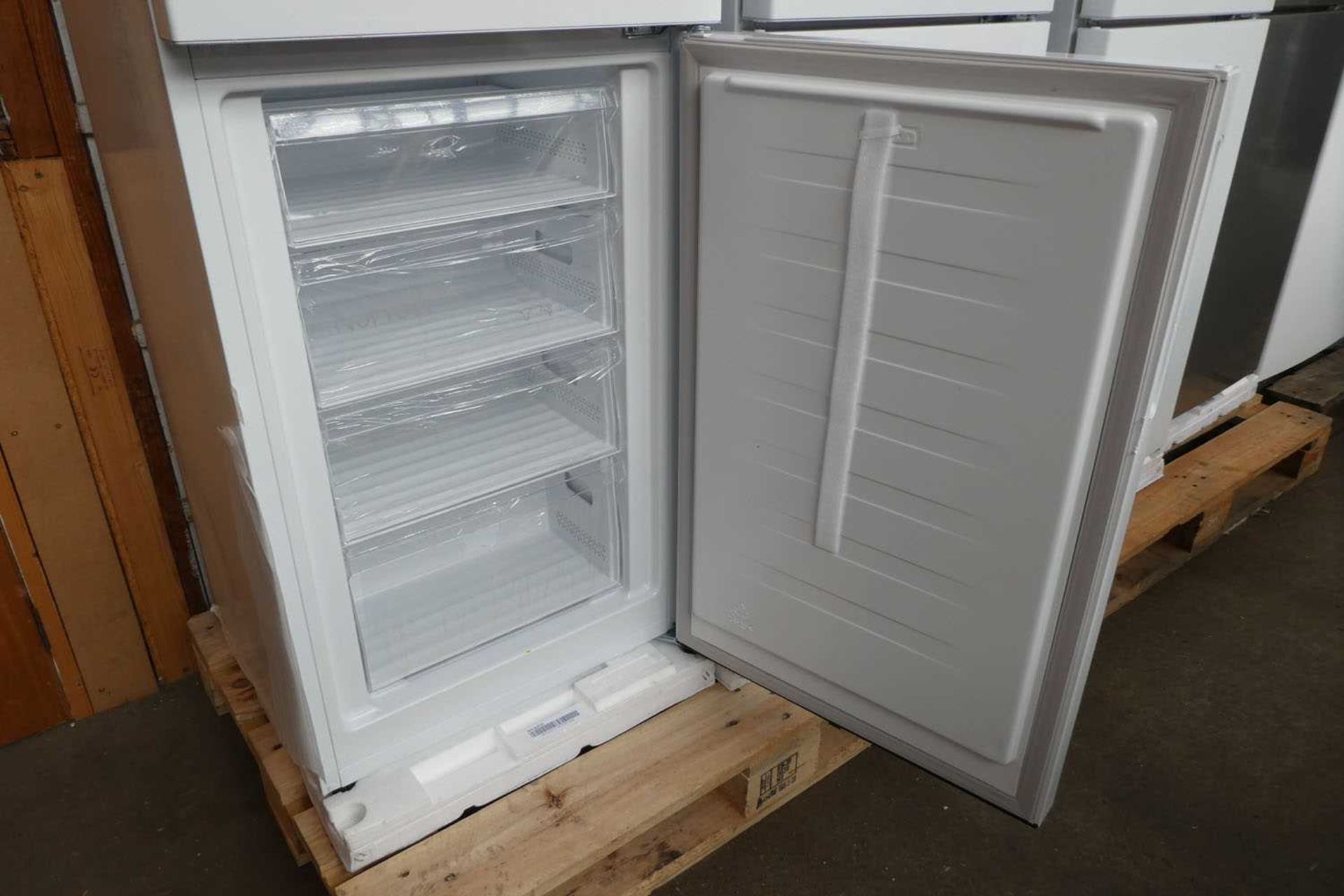 +VAT KGN27NWFAGB Bosch Free-standing fridge-freezer - Image 3 of 3