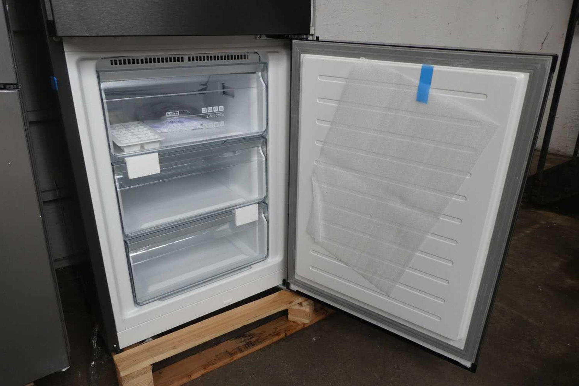+VAT KG36NXXDC-B Siemens Free-standing fridge-freezer - Image 4 of 4