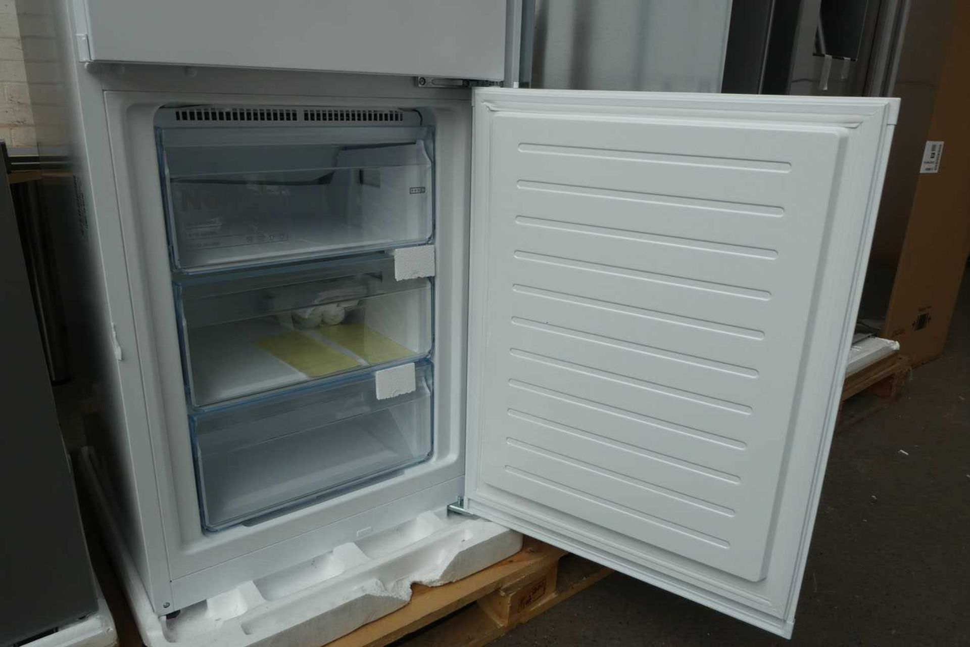 +VAT KGN39VWEAGB Bosch Free-standing fridge-freezer - Image 3 of 3