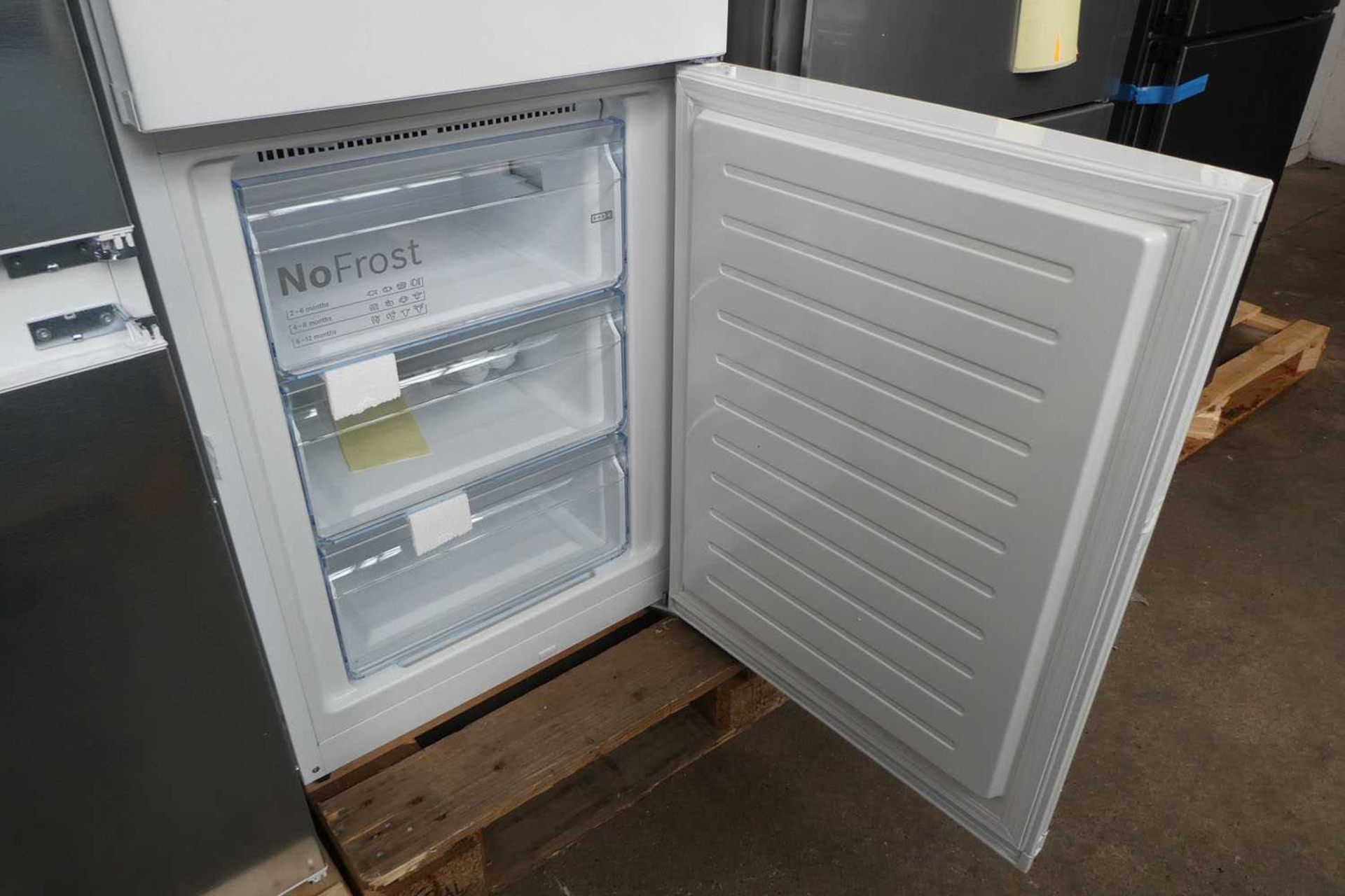 +VAT KGN39VWEAGB Bosch Free-standing fridge-freezer - Image 3 of 3