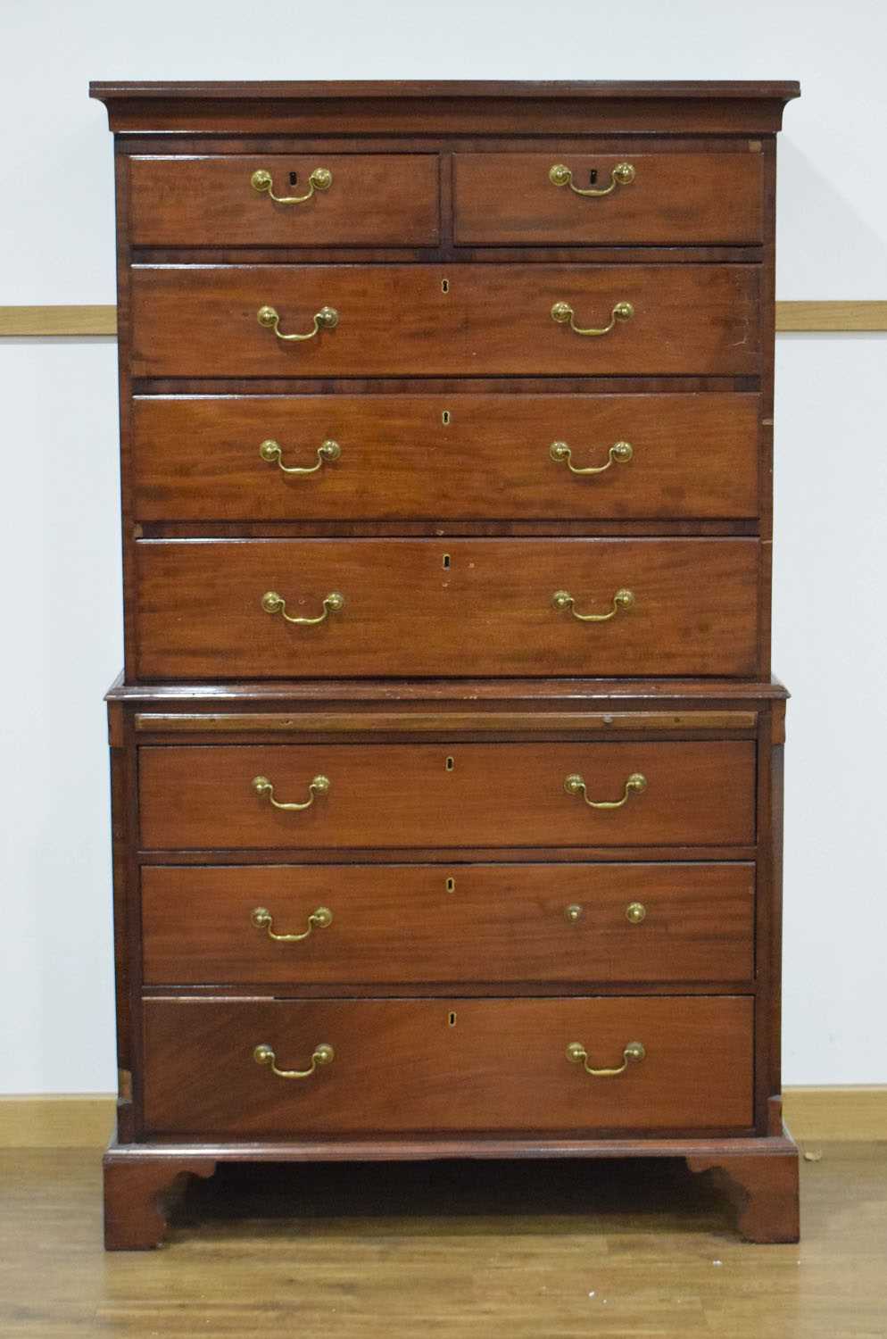 A Georgian mahogany chest-on-chest with an arrangement of eight drawers and a slide, on bracket - Bild 2 aus 2