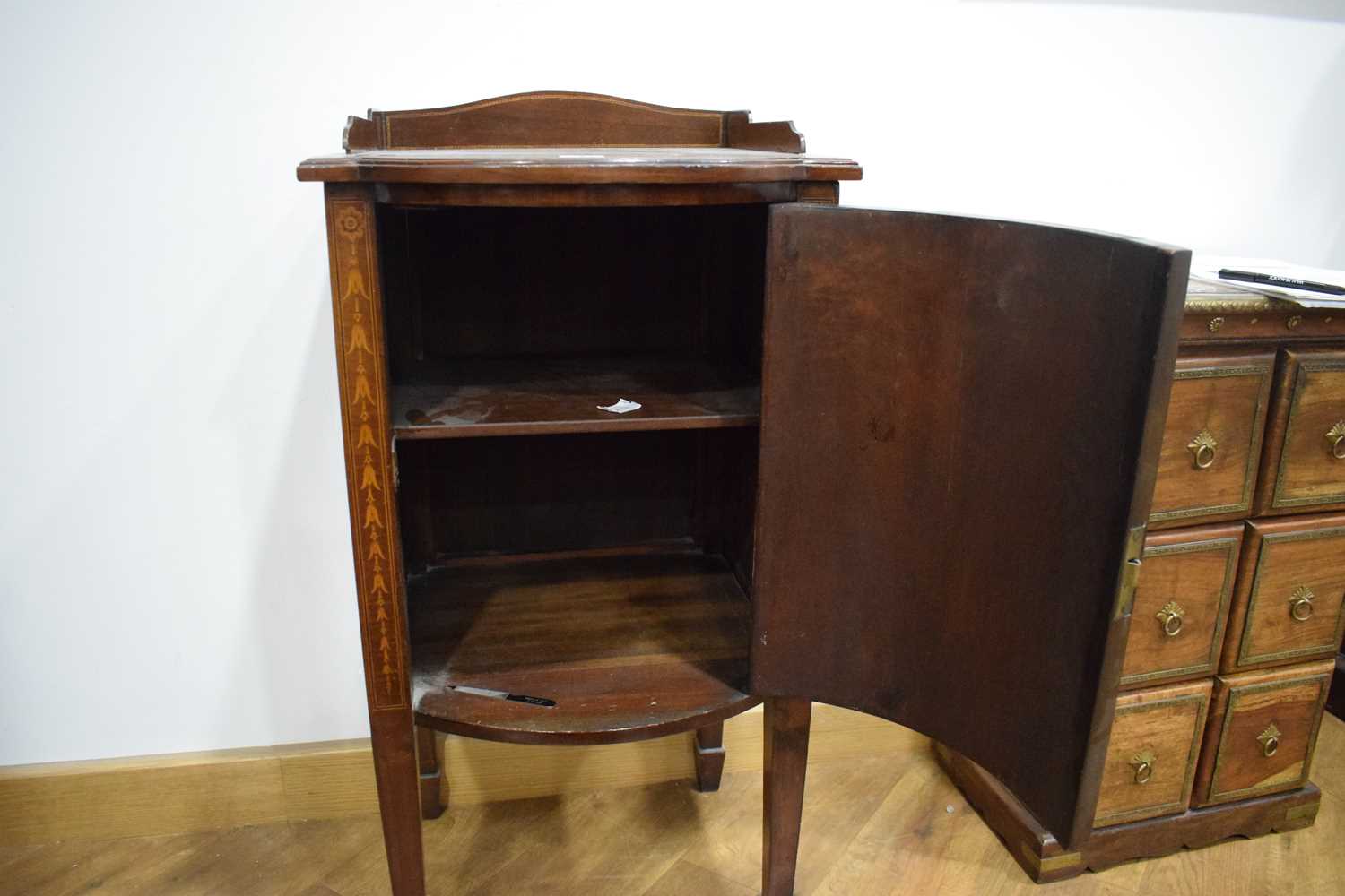 An Edwardian mahogany and marquetry bow-fronted pot cupboard on tapering legs with block feet, w. 40 - Bild 4 aus 15