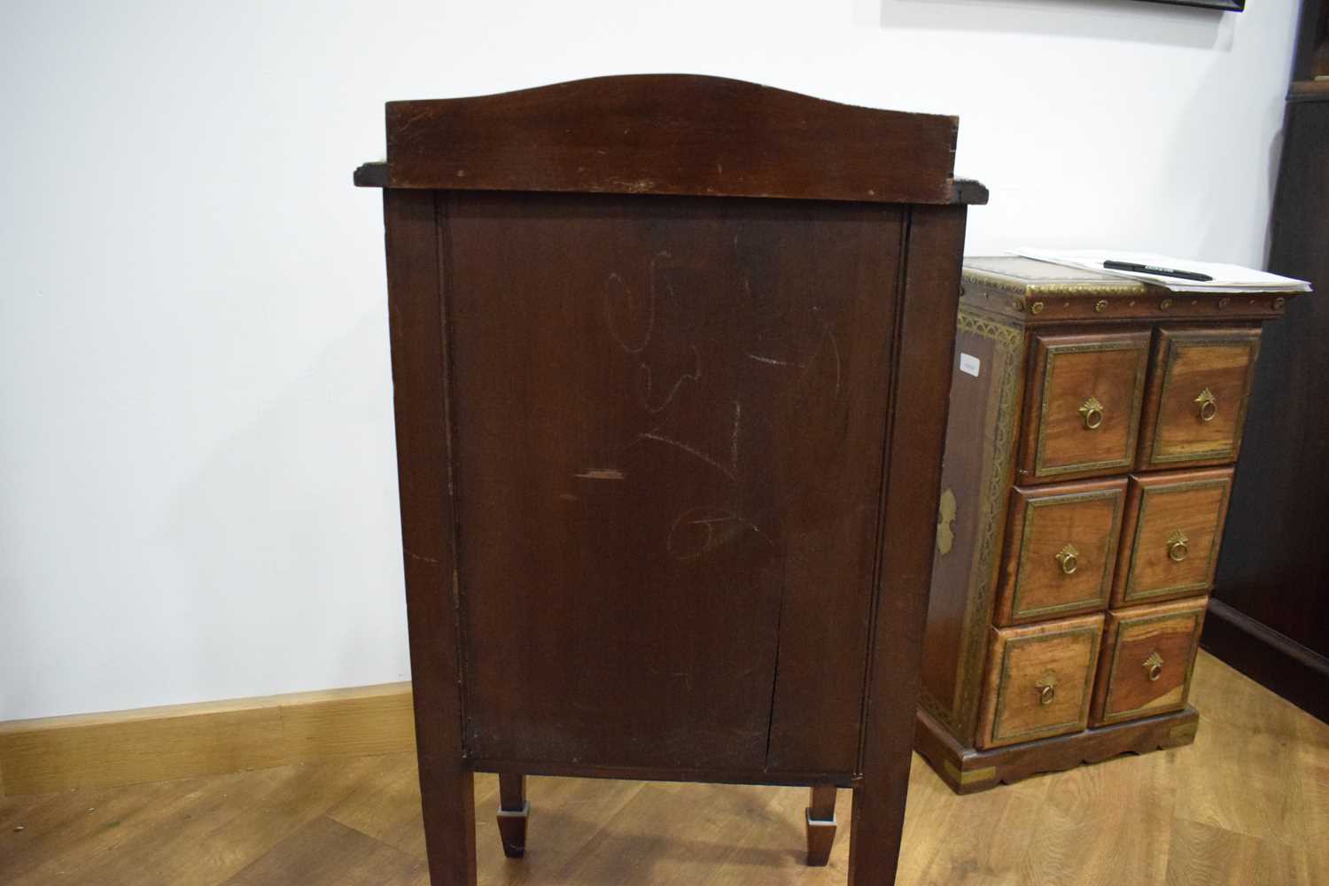An Edwardian mahogany and marquetry bow-fronted pot cupboard on tapering legs with block feet, w. 40 - Bild 10 aus 15