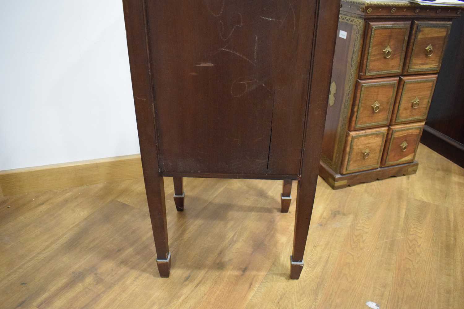 An Edwardian mahogany and marquetry bow-fronted pot cupboard on tapering legs with block feet, w. 40 - Bild 11 aus 15