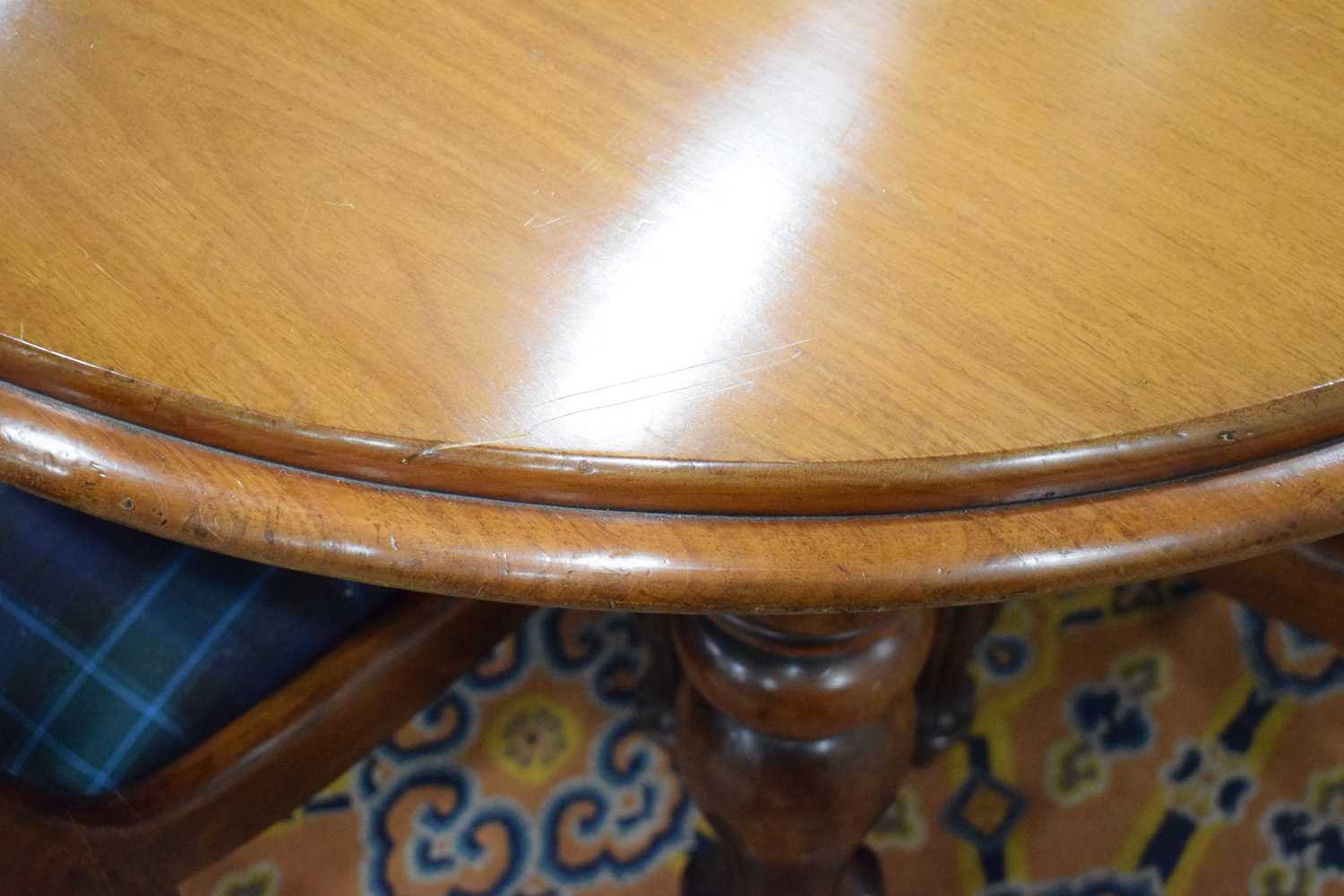 A Victorian mahogany wind-out dining table with a Joseph Fitter Patent mechanism, the oval surface - Bild 13 aus 16