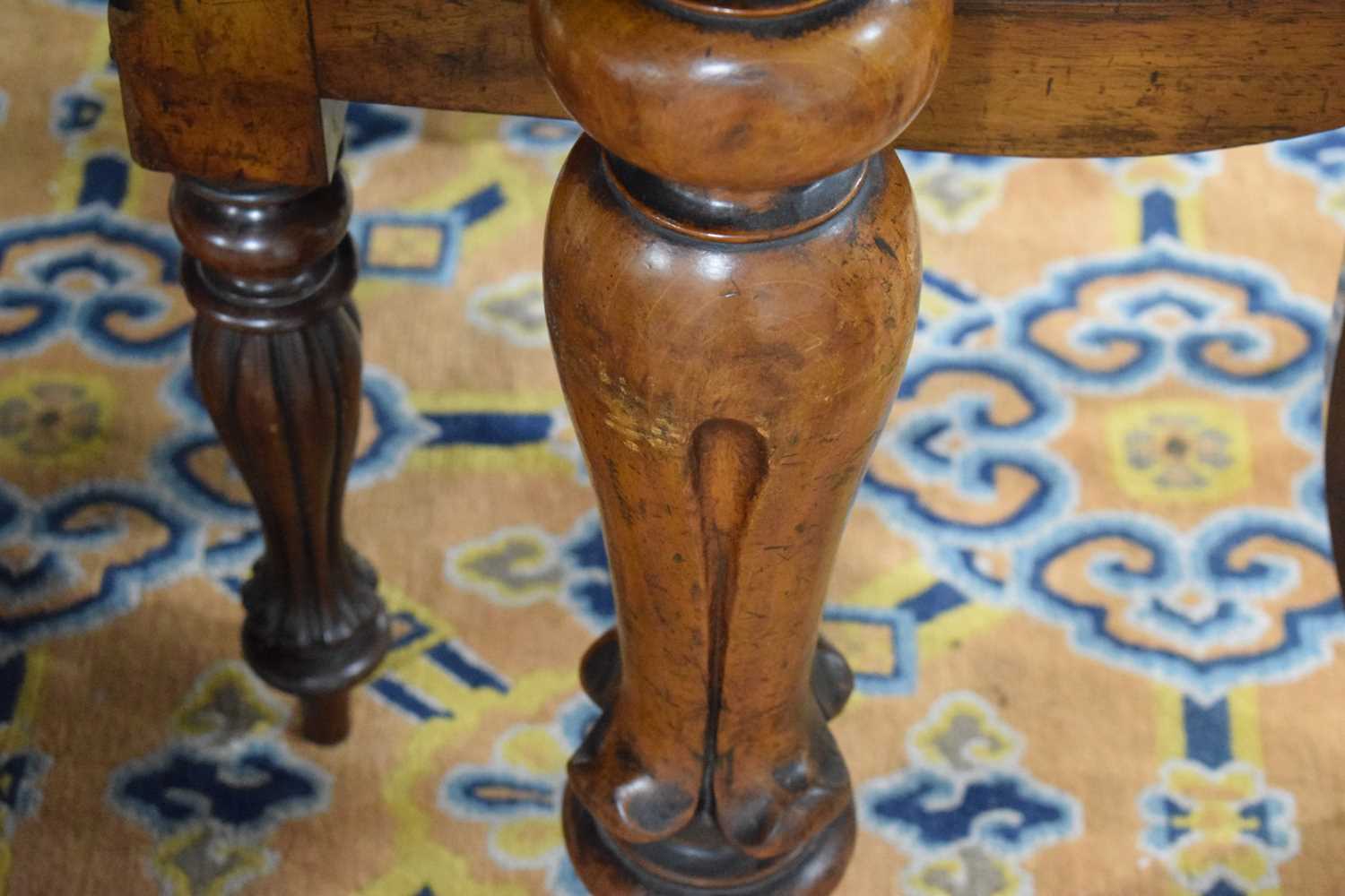 A Victorian mahogany wind-out dining table with a Joseph Fitter Patent mechanism, the oval surface - Bild 16 aus 16