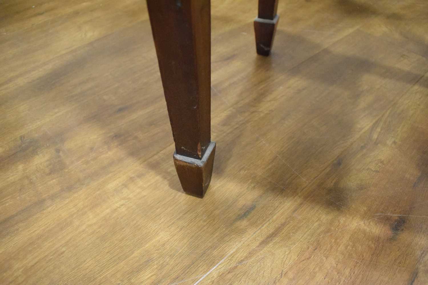 An Edwardian mahogany and marquetry bow-fronted pot cupboard on tapering legs with block feet, w. 40 - Bild 12 aus 15