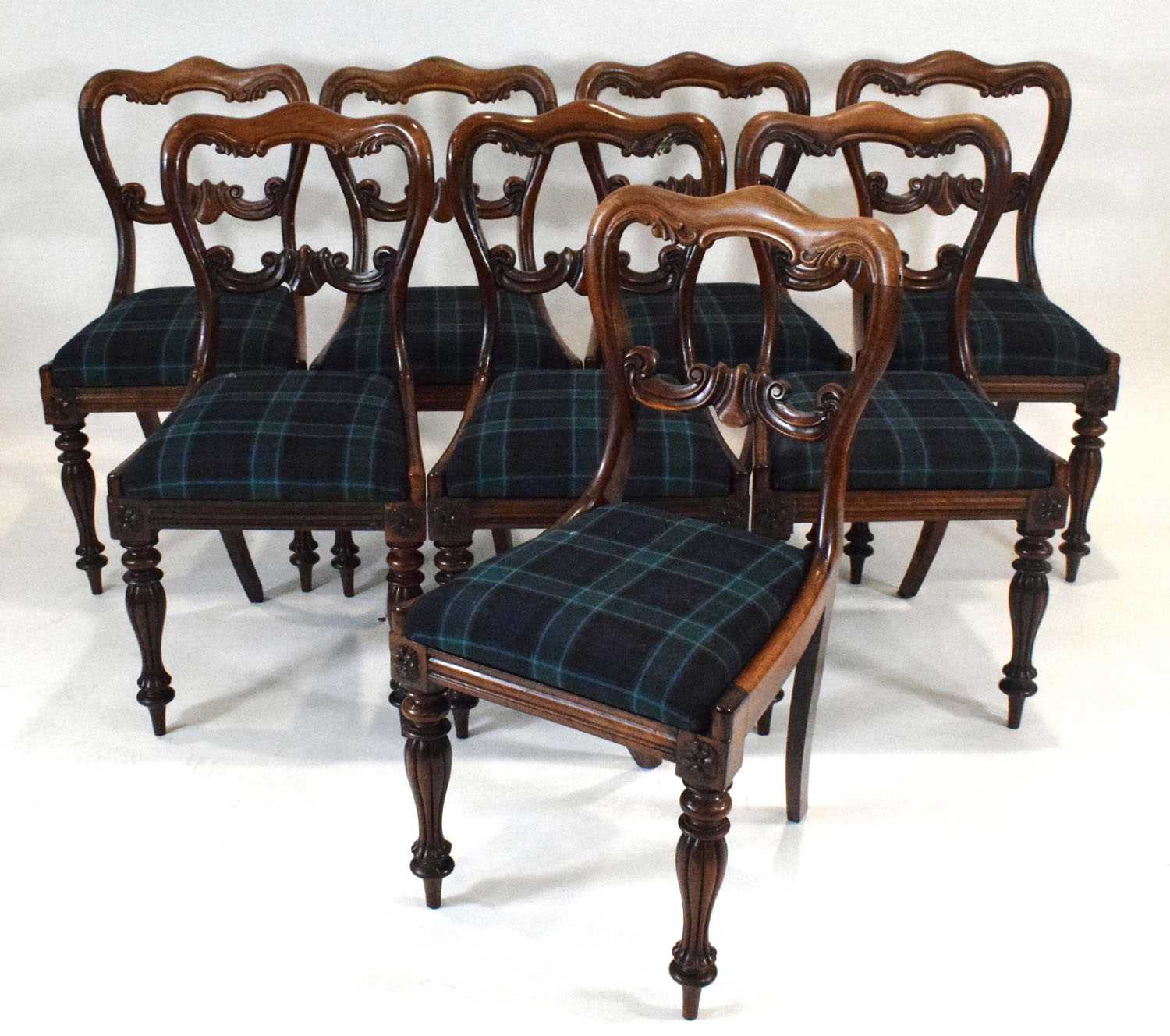 A set of eight Victorian rosewood dining chairs with scrolled balloon backs on reeded baluster - Bild 2 aus 2