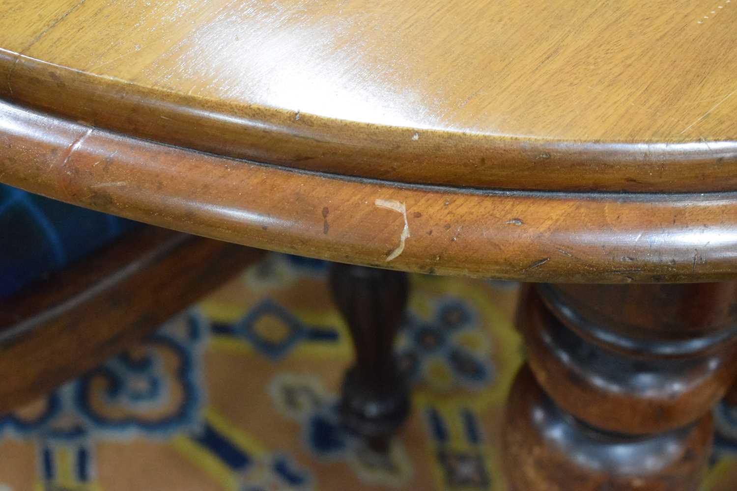 A Victorian mahogany wind-out dining table with a Joseph Fitter Patent mechanism, the oval surface - Bild 9 aus 16