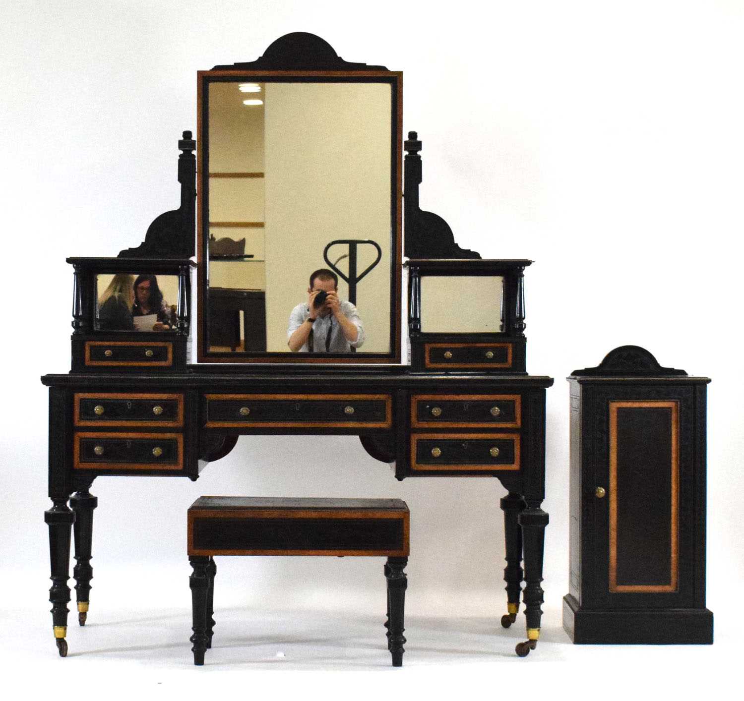 James Shoolbred of Tottenham Court Road, an ebonised, walnut highlighted and brass mounted bedroom - Bild 4 aus 10