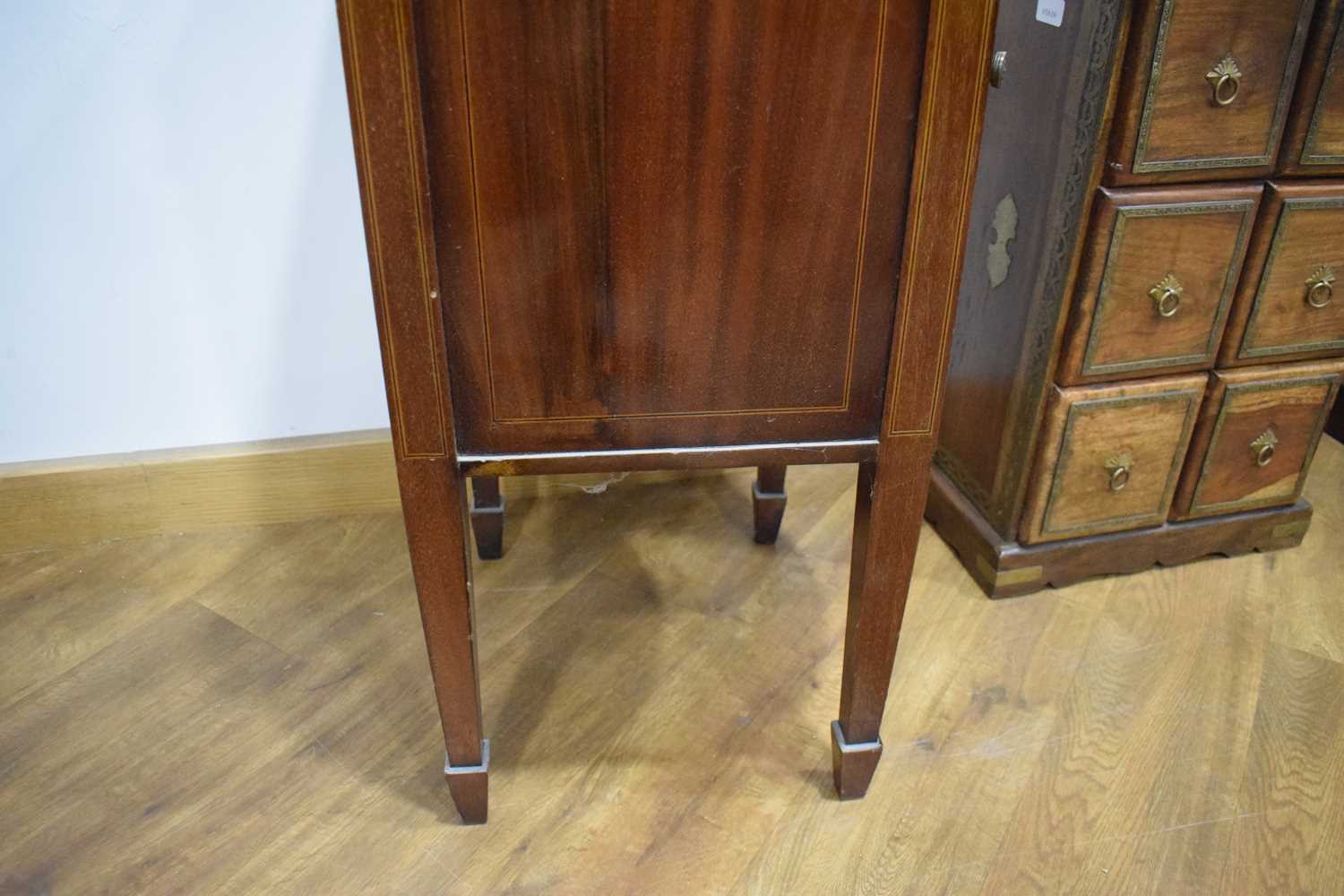 An Edwardian mahogany and marquetry bow-fronted pot cupboard on tapering legs with block feet, w. 40 - Bild 7 aus 15