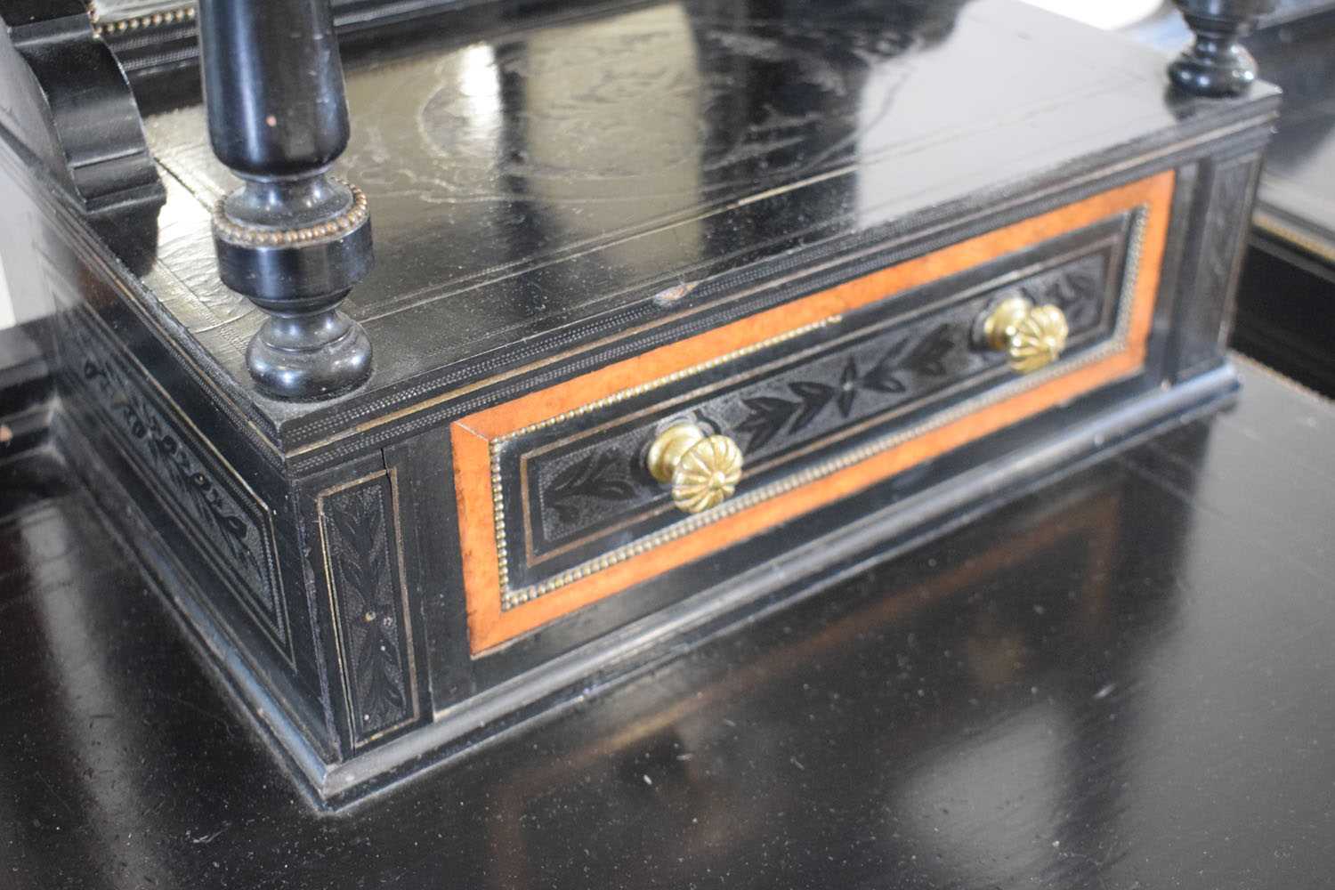 James Shoolbred of Tottenham Court Road, an ebonised, walnut highlighted and brass mounted bedroom - Bild 6 aus 10